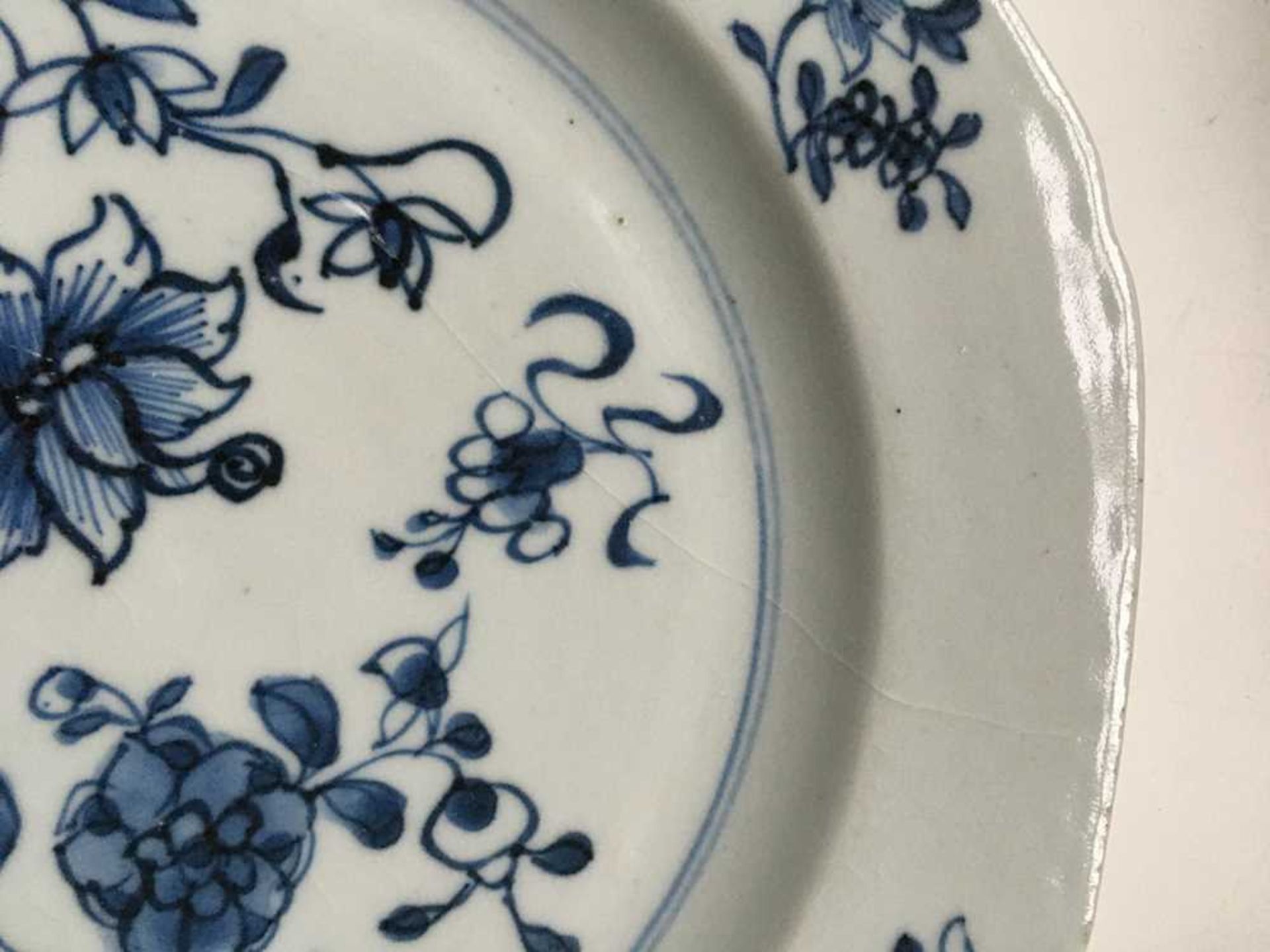 GROUP OF TWELVE BLUE AND WHITE PLATES AND CHARGERS QING DYNASTY, 18TH CENTURY - Bild 28 aus 69