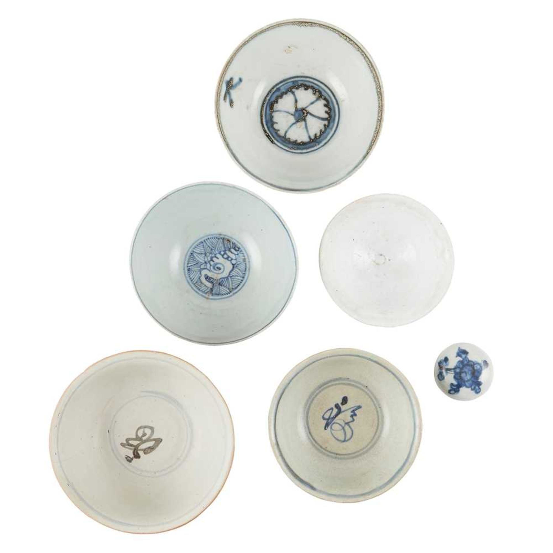 GROUP OF SEVENTEEN BLUE AND WHITE WARES MING TO QING DYNASTY, 17TH-18TH CENTURY - Bild 4 aus 105