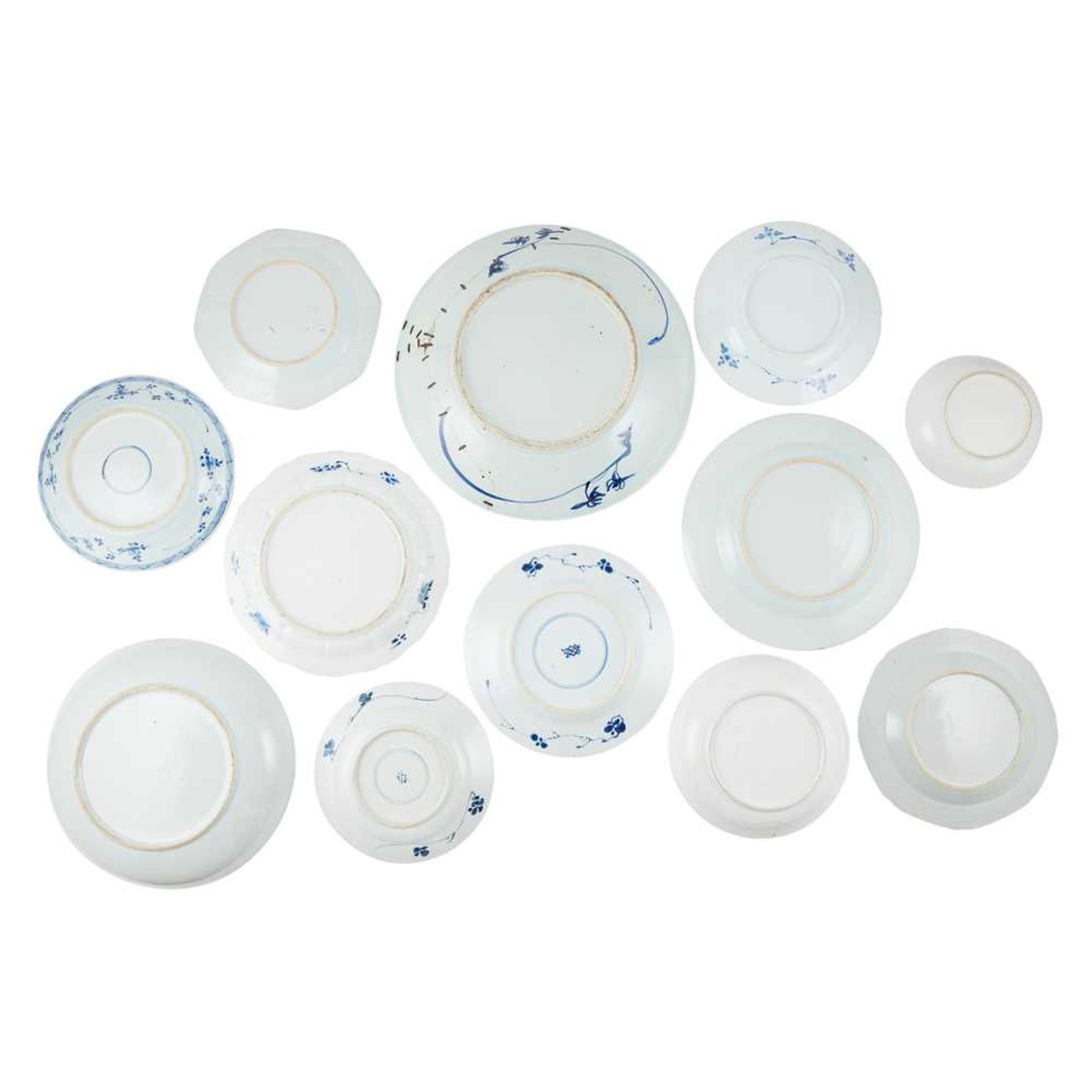 GROUP OF TWELVE BLUE AND WHITE PLATES AND CHARGERS QING DYNASTY, 18TH CENTURY - Bild 3 aus 69