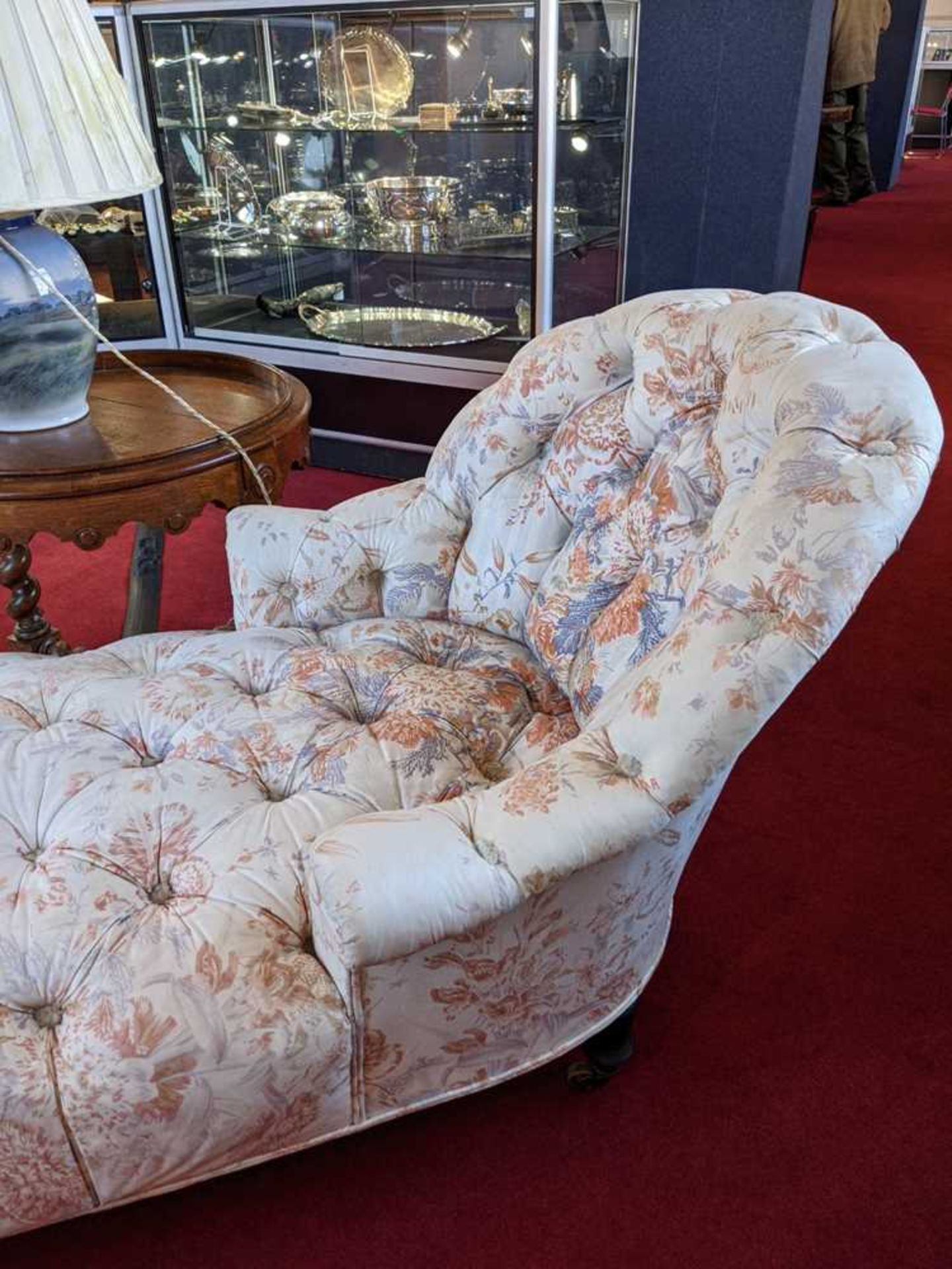 A VICTORIAN BUTTON UPHOLSTERED CHAISE LONGUE MID 19TH CENTURY - Image 5 of 7