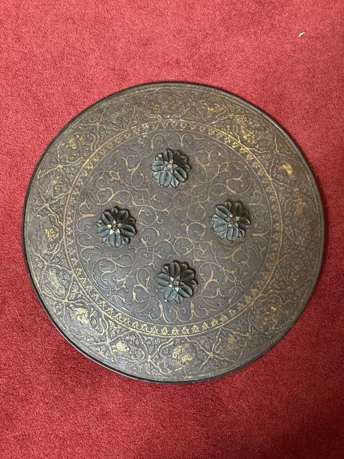 AN INDIAN GOLD KOFTGARI STEEL DHAL SHIELD 19TH CENTURY - Image 4 of 7