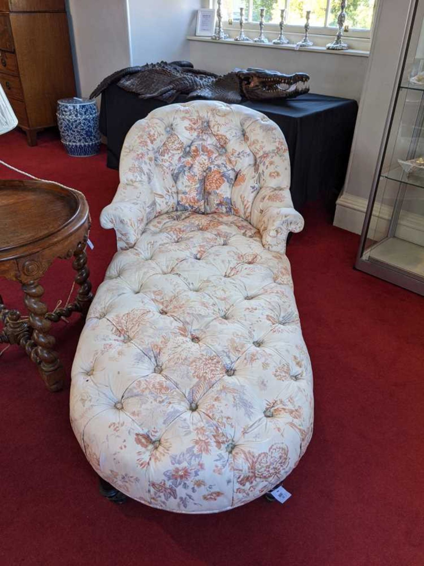 A VICTORIAN BUTTON UPHOLSTERED CHAISE LONGUE MID 19TH CENTURY - Image 2 of 7