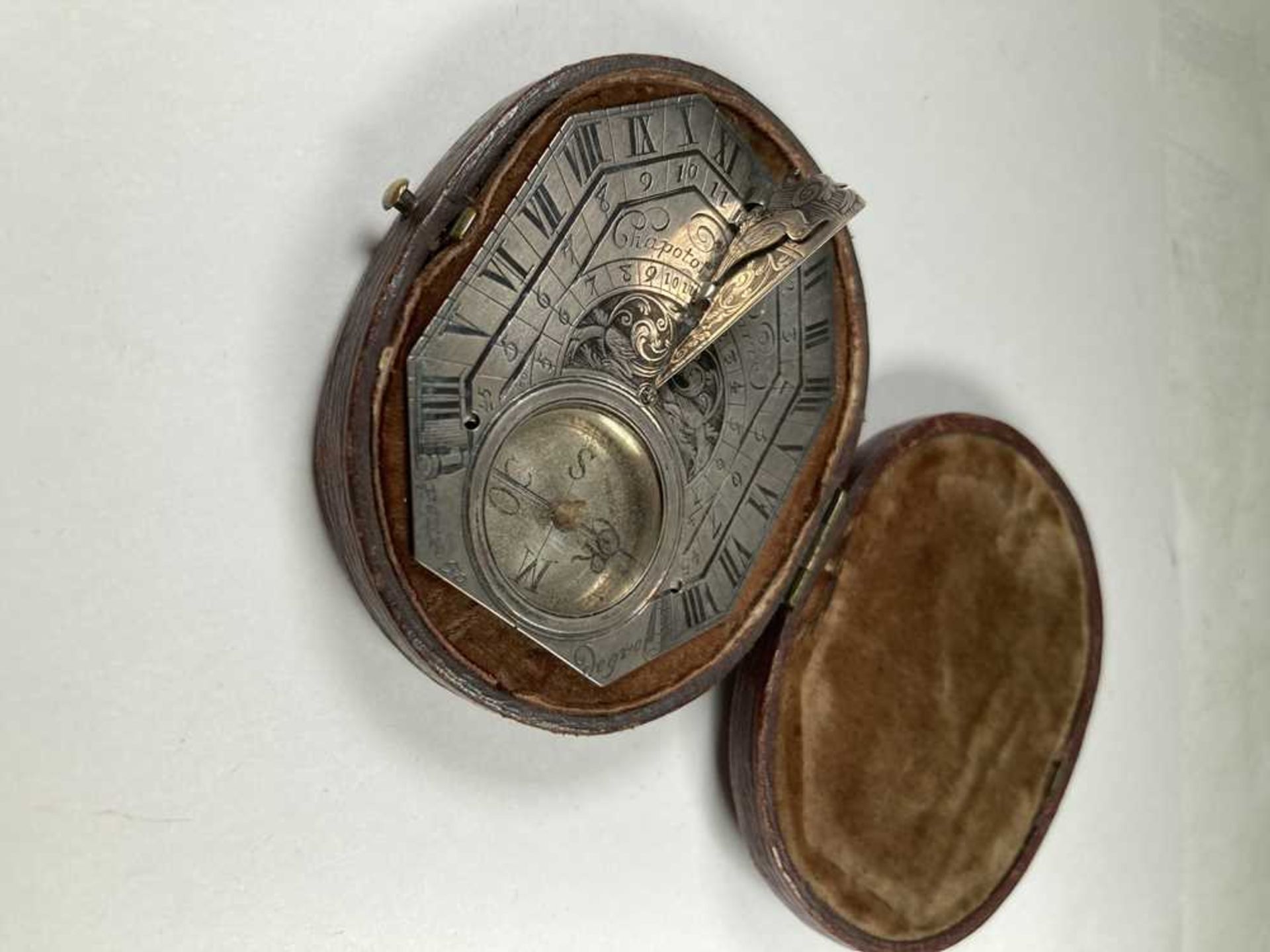 A SMALL EARLY 18TH CENTURY CASED SILVER BUTTERFIELD TYPE DIAL SIGNED CHAPOTOT PARIS, CIRCA 1710 - Image 5 of 11