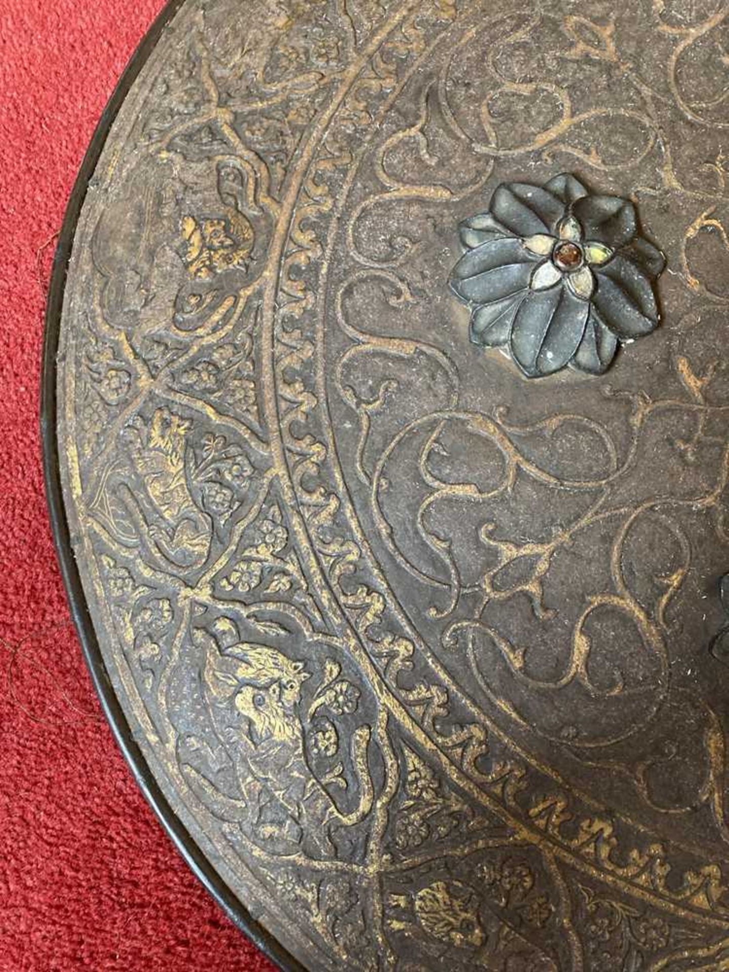 AN INDIAN GOLD KOFTGARI STEEL DHAL SHIELD 19TH CENTURY - Image 6 of 7