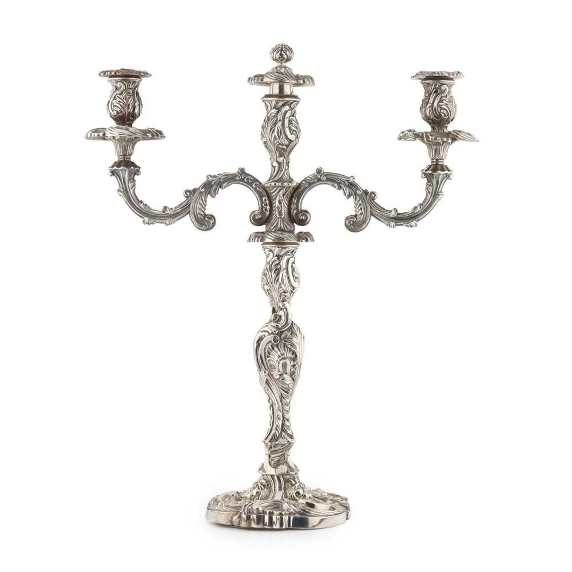 A SUITE OF FOUR GEORGE III TABLE CANDLESTICKS AND A PAIR OF THREE LIGHT CANDELABRA S C YONGE & CO, S - Bild 3 aus 4