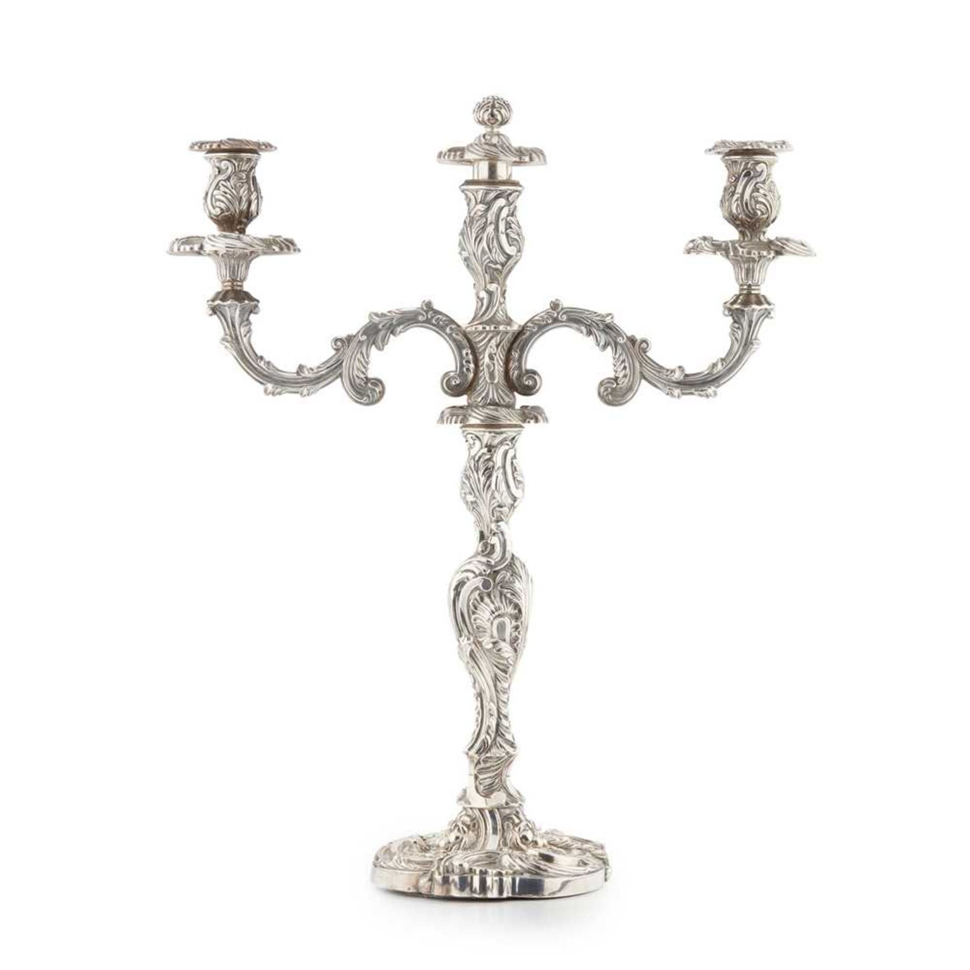 A SUITE OF FOUR GEORGE III TABLE CANDLESTICKS AND A PAIR OF THREE LIGHT CANDELABRA S C YONGE & CO, S - Bild 2 aus 4