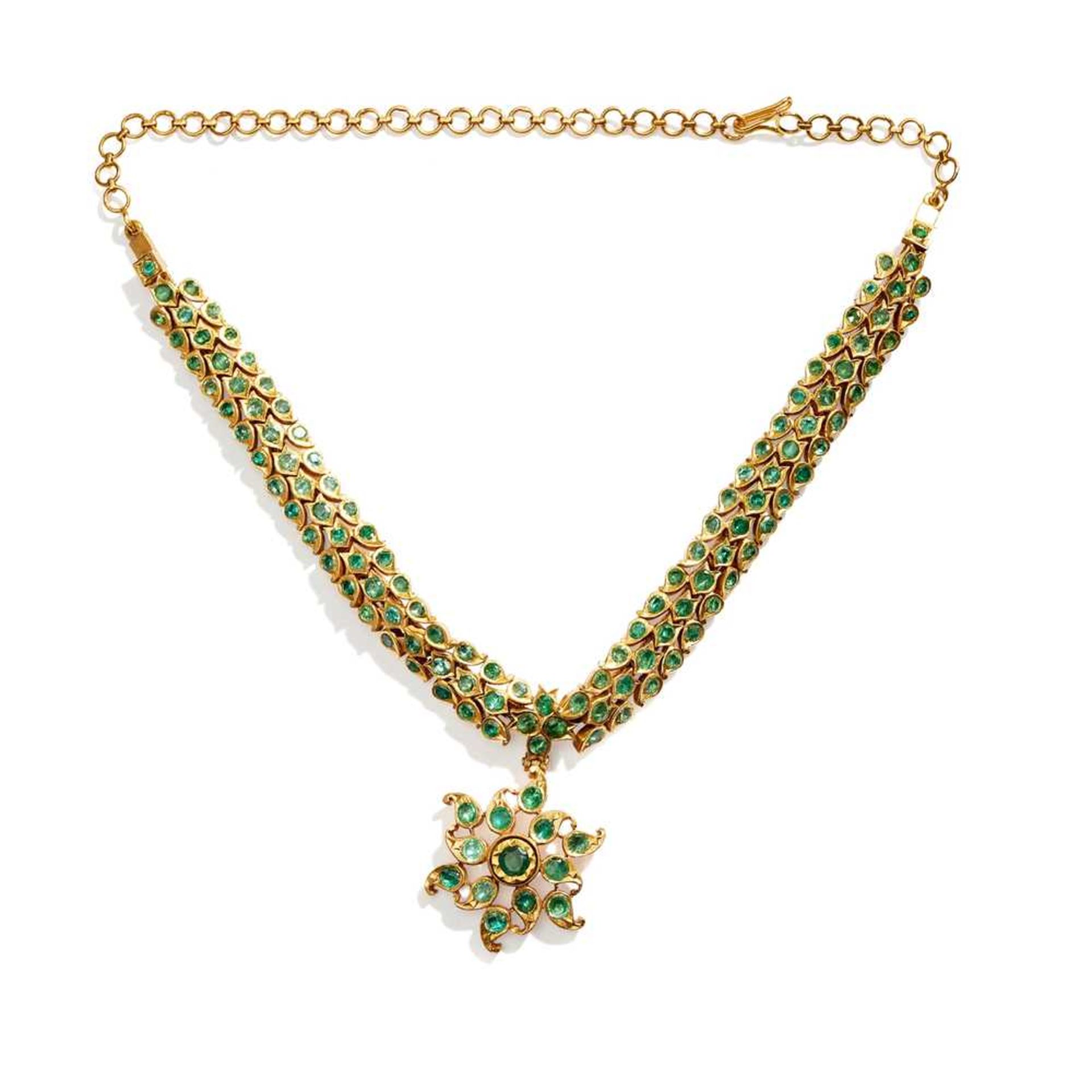 An antique Indian beryl necklace - Image 2 of 4