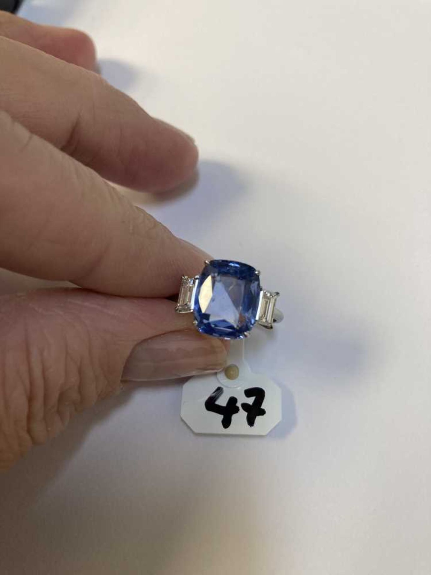 A sapphire and diamond ring - Image 2 of 4
