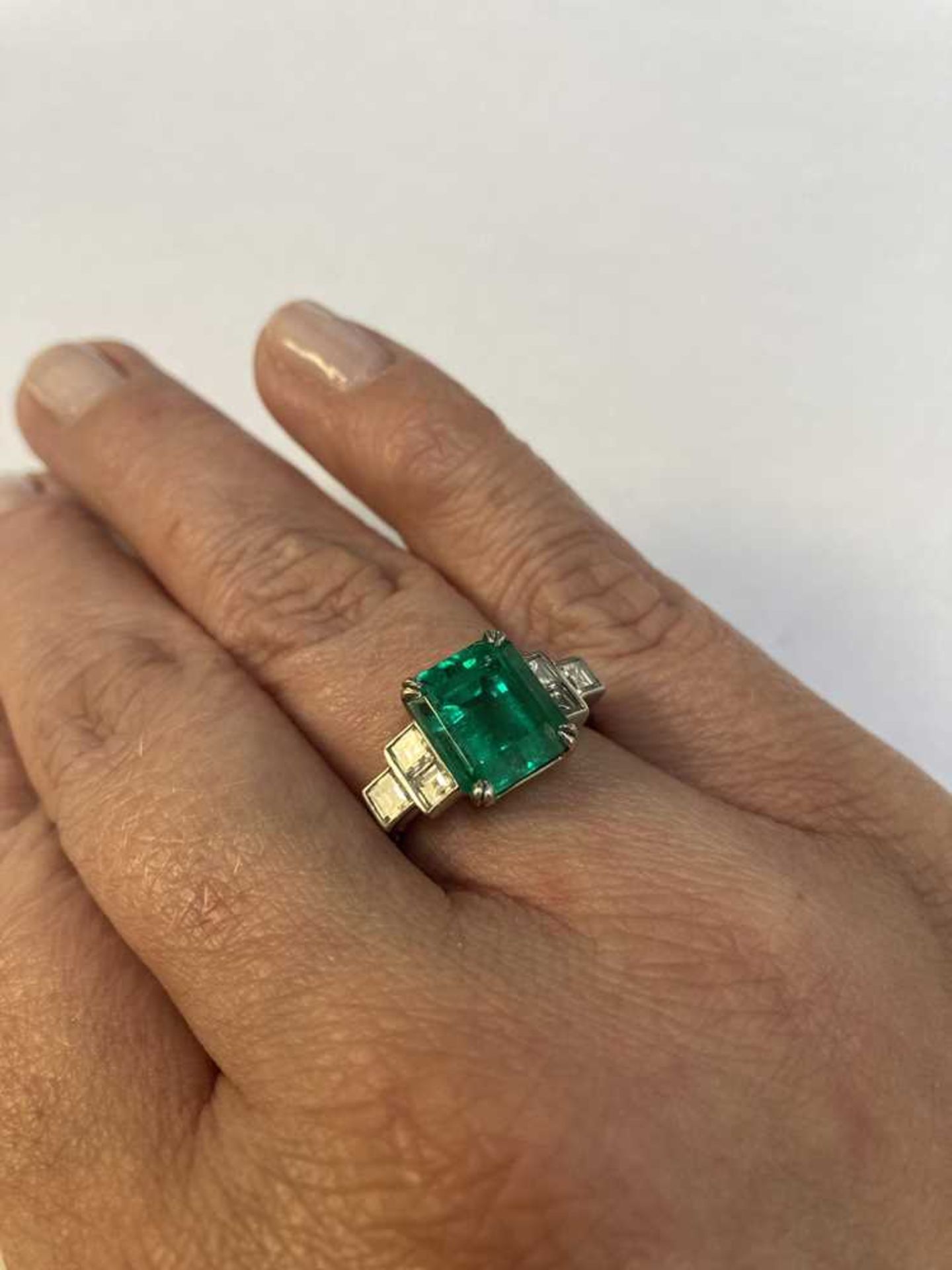 An emerald and diamond ring - Image 3 of 4