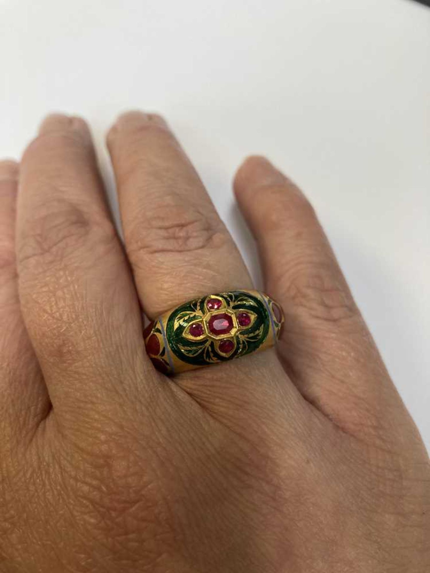 An Indian ruby and enamel dress ring - Image 3 of 5