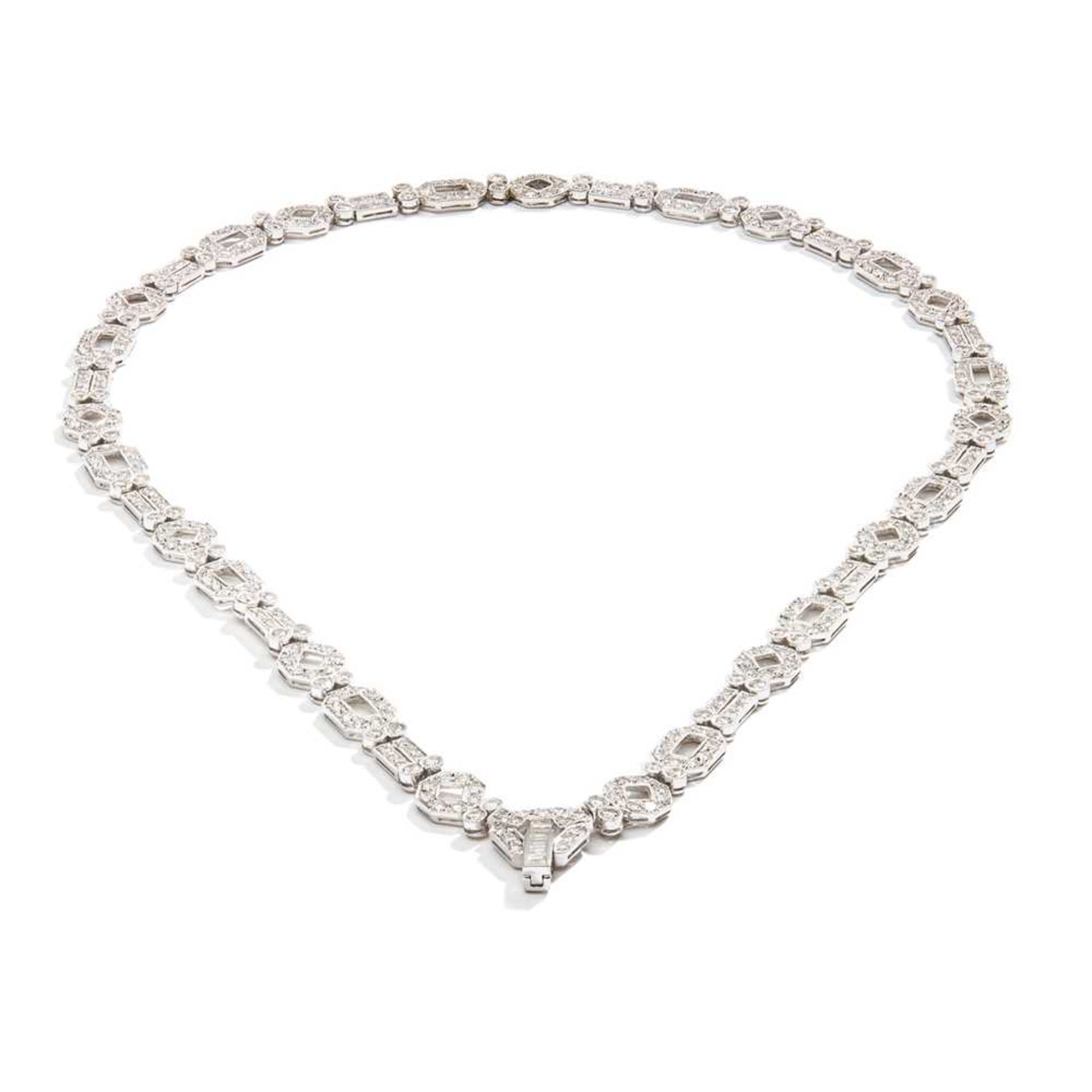 A diamond necklace - Image 2 of 3
