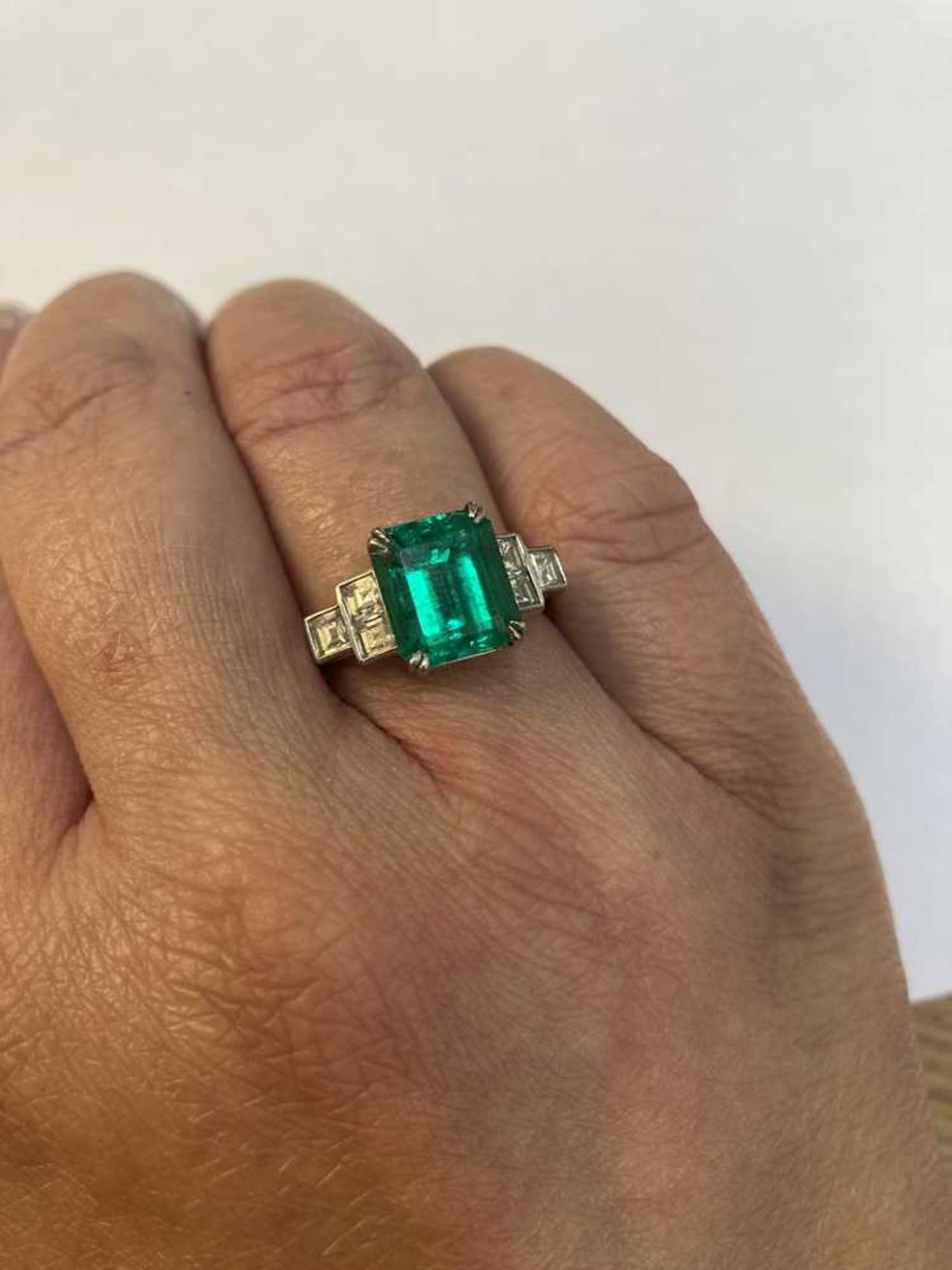 An emerald and diamond ring - Image 2 of 4