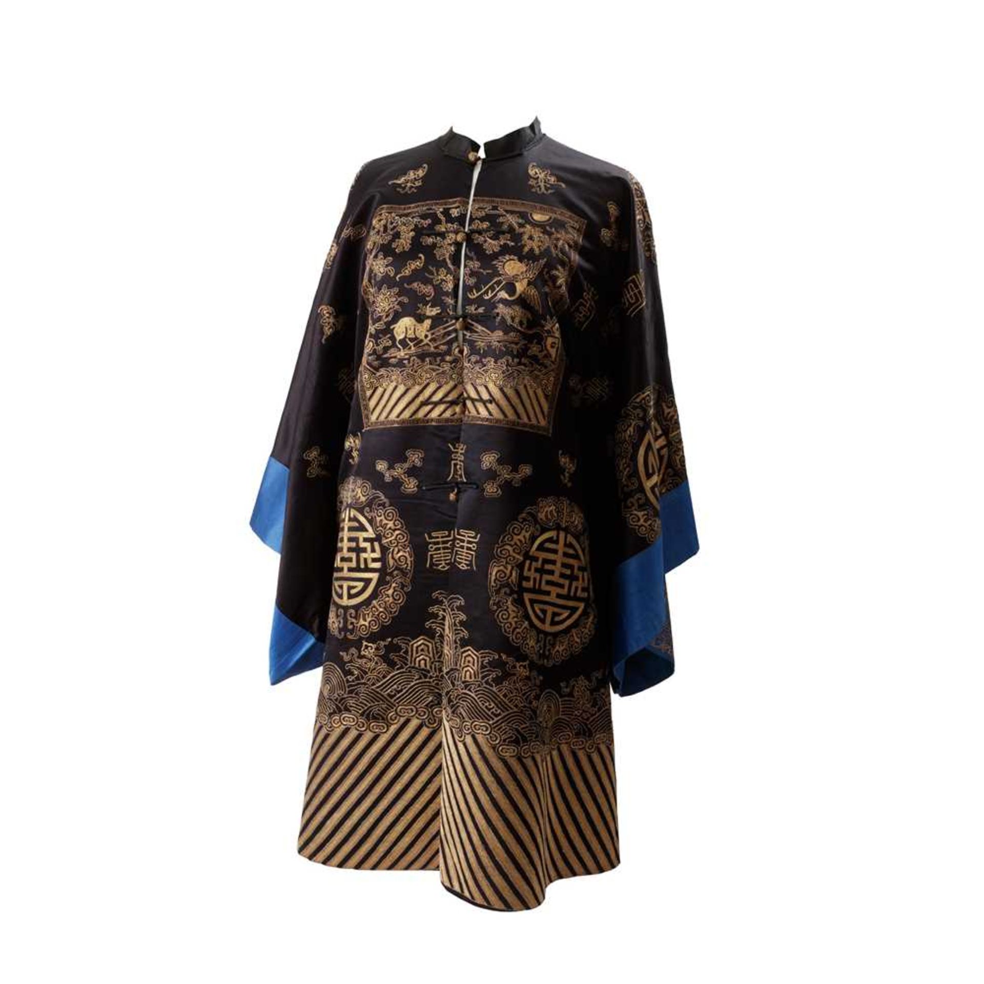 BLACK-GROUND SILK EMBROIDERED 'SHOU' OVERCOAT LATE QING DYNASTY-REPUBLIC PERIOD, 19TH-20TH CENTURY