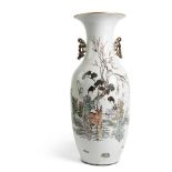 LARGE FAMILLE ROSE VASE LATE QING DYNASTY-REPUBLIC PERIOD, 19TH-20TH CENTURY