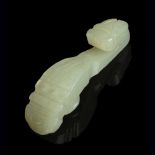 SMALL PALE CELADON JADE 'QIN' BELT HOOK QING DYNASTY, 18TH-19TH CENTURY