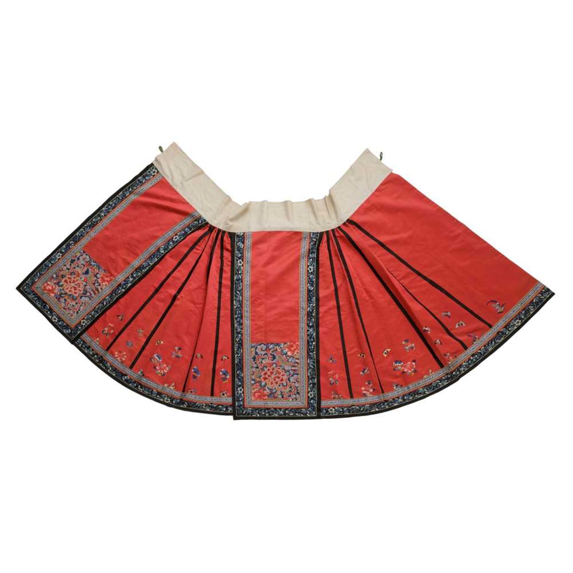 HAN CHINESE WOMAN'S EMBROIDERED RED SILK PLEATED SKIRT LATE QING DYNASTY-REPUBLIC PERIOD, 19TH-20TH - Image 3 of 3