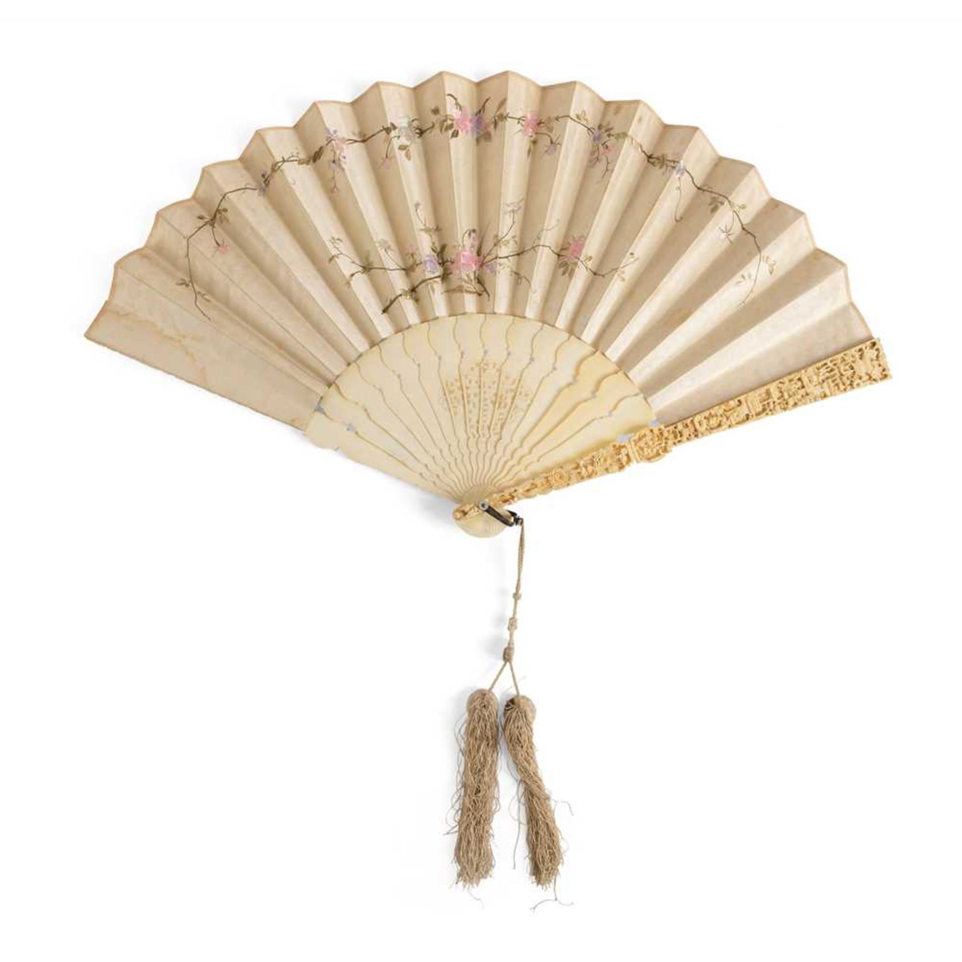 LARGE CANTON IVORY CARVING AND EMBROIDERY ON SILK FAN WITH BOX QING DYNASTY, 19TH CENTURY - Bild 2 aus 3