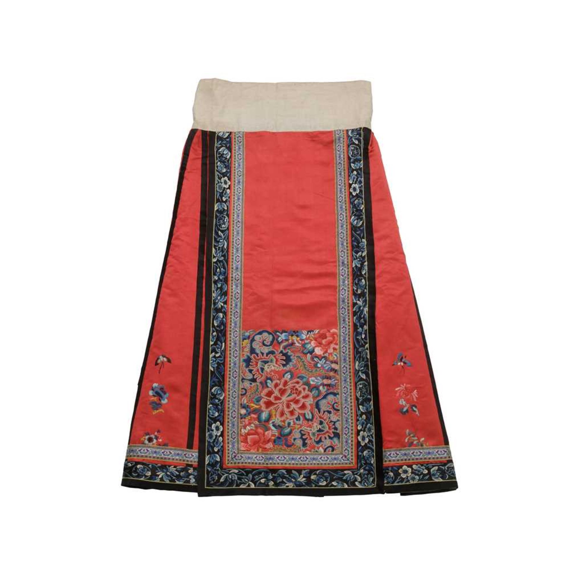 HAN CHINESE WOMAN'S EMBROIDERED RED SILK PLEATED SKIRT LATE QING DYNASTY-REPUBLIC PERIOD, 19TH-20TH - Image 2 of 3