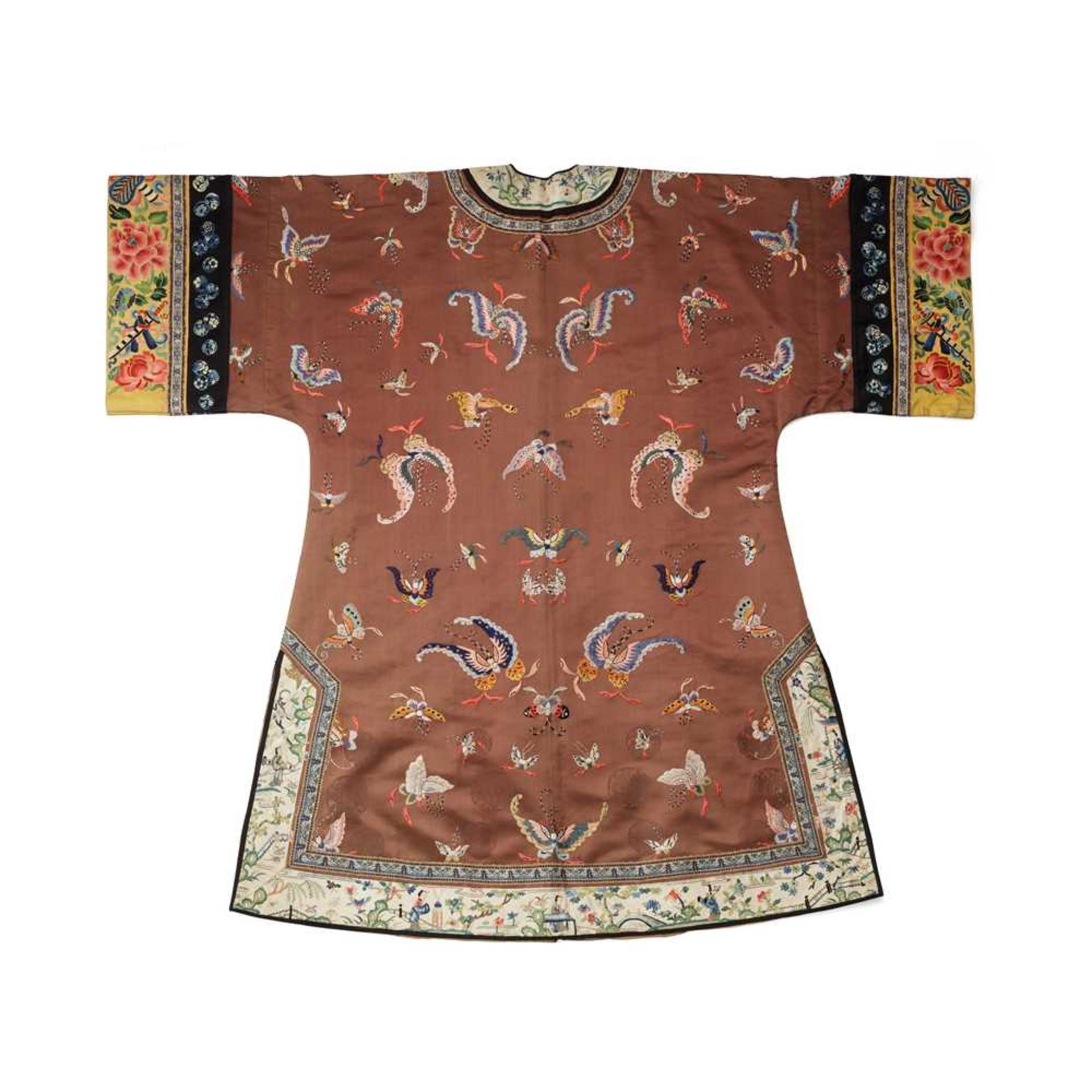 PERSIMMON-GROUND SILK EMBROIDERED LADY'S OVERCOAT LATE QING DYNASTY-REPUBLIC PERIOD, 19TH-20TH CENTU - Bild 3 aus 3