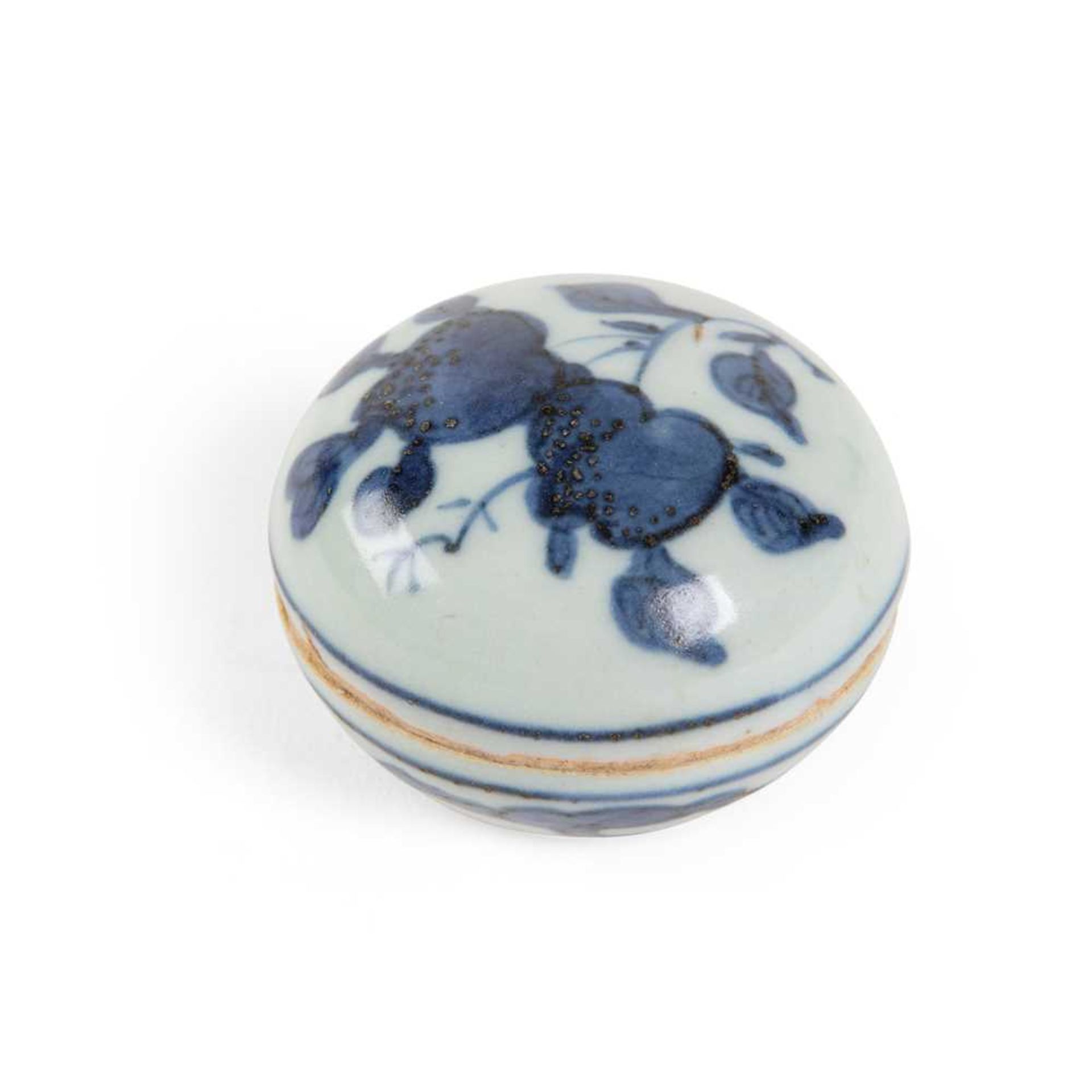 BLUE AND WHITE BOX WITH COVER LATE MING TO QING DYNASTY, 17TH CENTURY