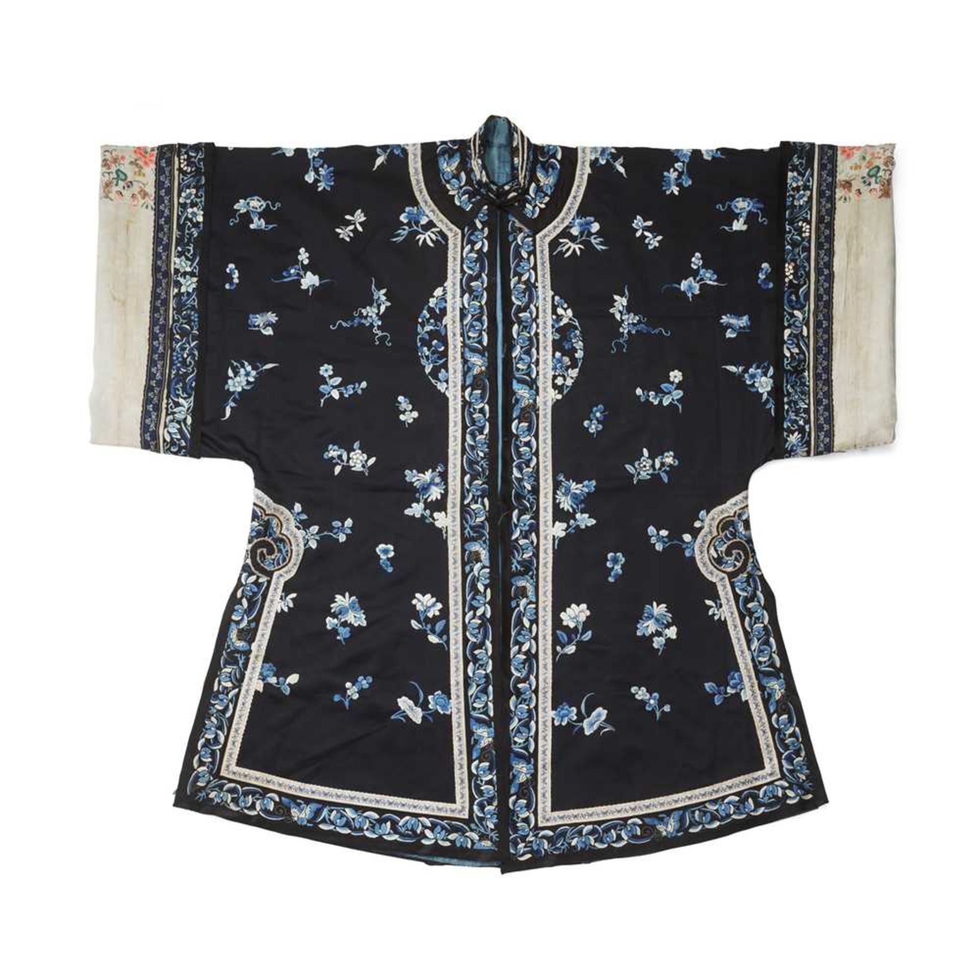 BLACK-GROUND SILK EMBROIDERED LADY'S OVERCOAT LATE QING DYNASTY-REPUBLIC PERIOD, 19TH-20TH CENTURY