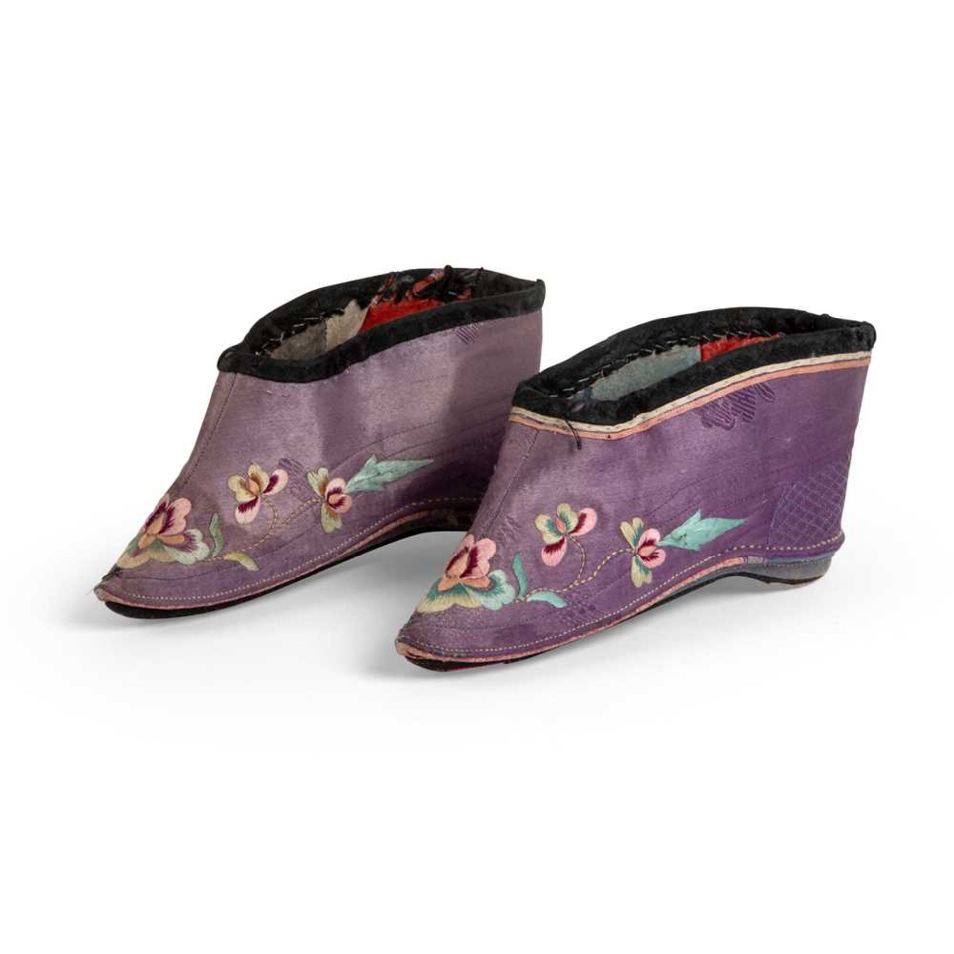 PAIR OF EMBROIDERED LADY'S SHOES LATE QING DYNASTY-REPUBLIC PERIOD, 19TH-20TH CENTURY