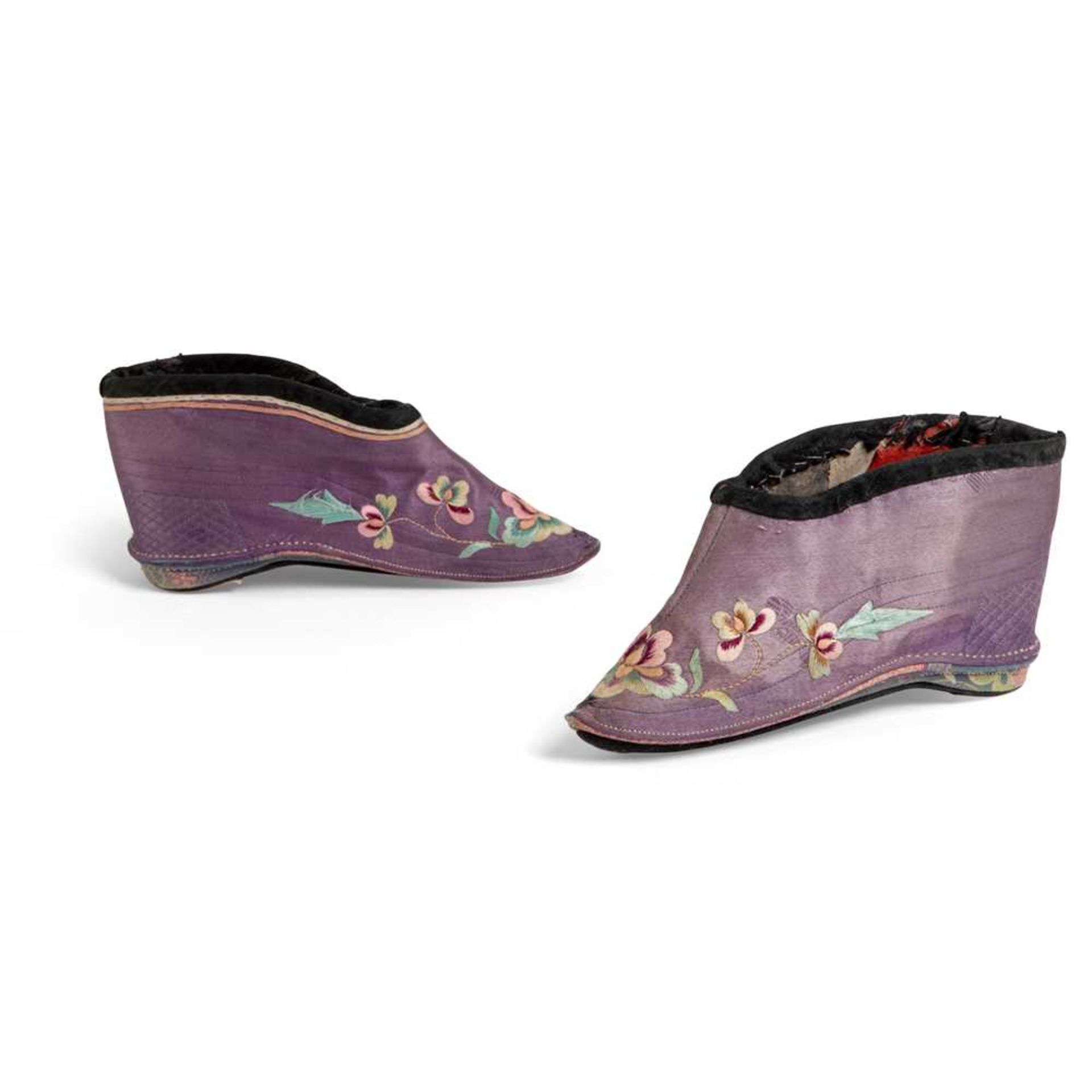 PAIR OF EMBROIDERED LADY'S SHOES LATE QING DYNASTY-REPUBLIC PERIOD, 19TH-20TH CENTURY - Bild 2 aus 3