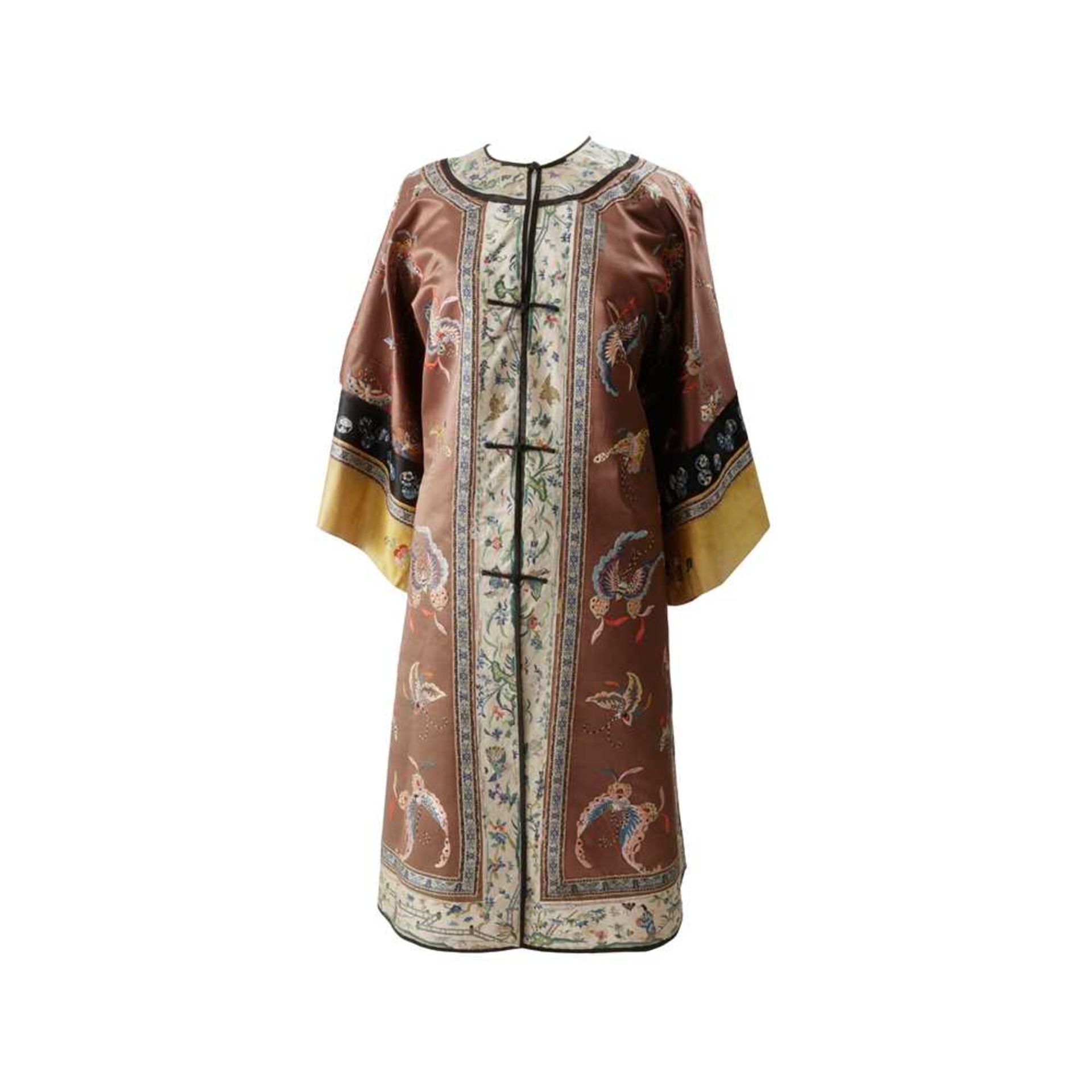 PERSIMMON-GROUND SILK EMBROIDERED LADY'S OVERCOAT LATE QING DYNASTY-REPUBLIC PERIOD, 19TH-20TH CENTU