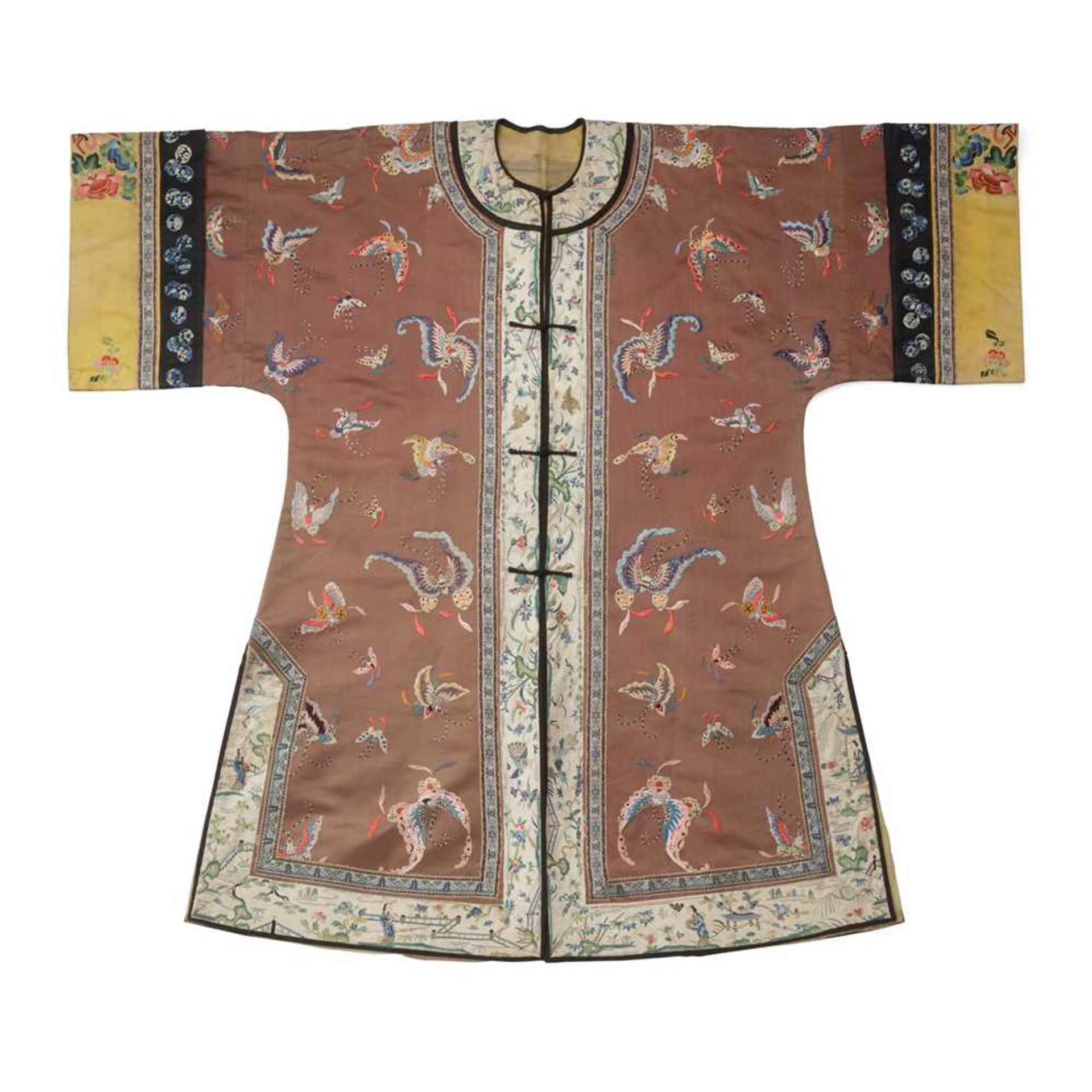 PERSIMMON-GROUND SILK EMBROIDERED LADY'S OVERCOAT LATE QING DYNASTY-REPUBLIC PERIOD, 19TH-20TH CENTU - Bild 2 aus 3