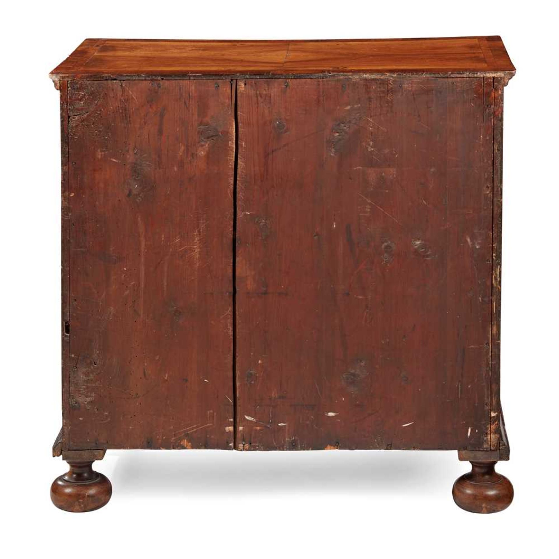 QUEEN ANNE WALNUT CROSSBANDED CHEST OF DRAWERS EARLY 18TH CENTURY - Bild 2 aus 2