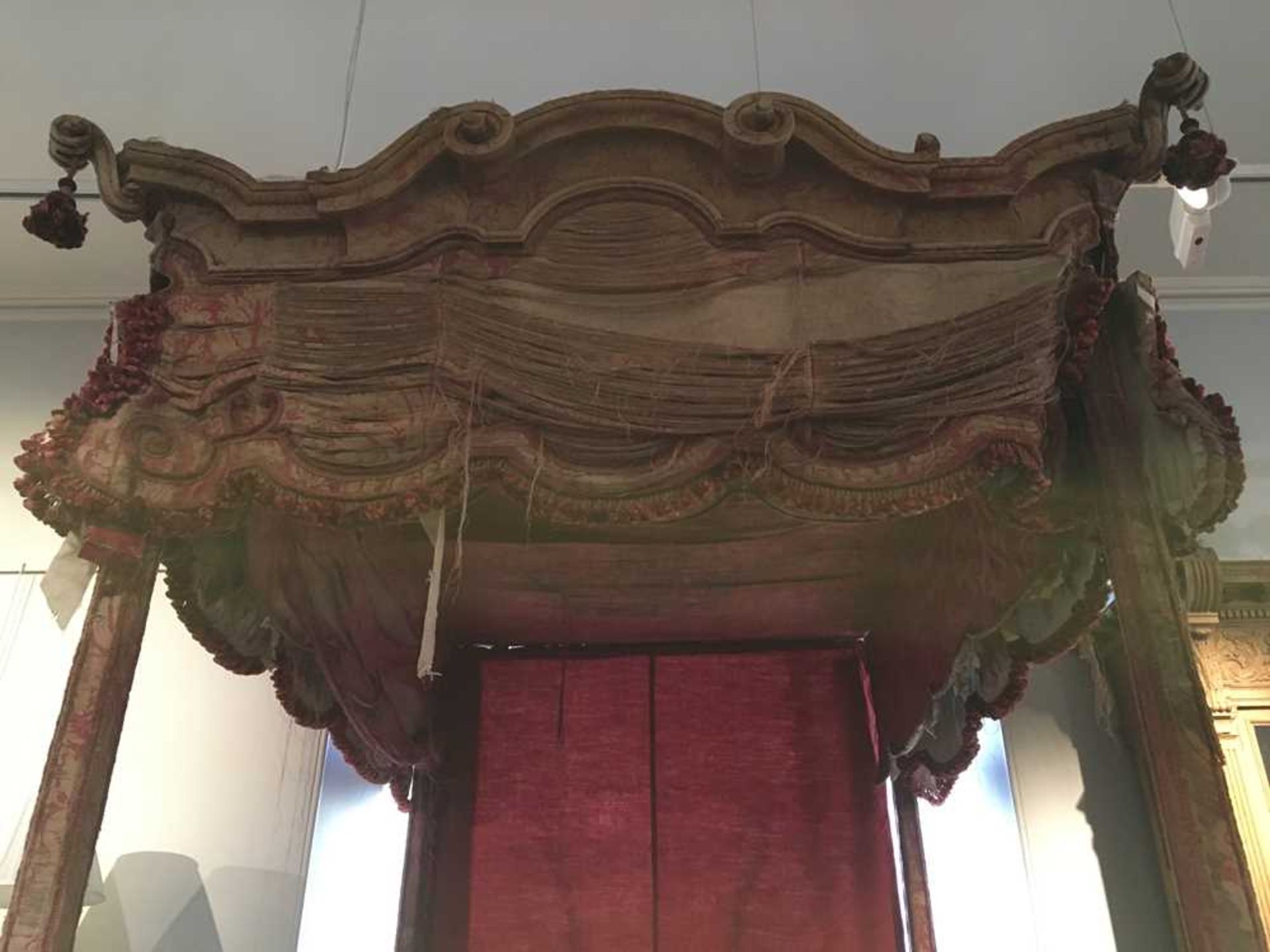 GEORGE I STYLE CRIMSON DAMASK COVERED TESTER BED EARLY 20TH CENTURY, POSSIBLY INCORPORATING EARLIER - Image 7 of 7