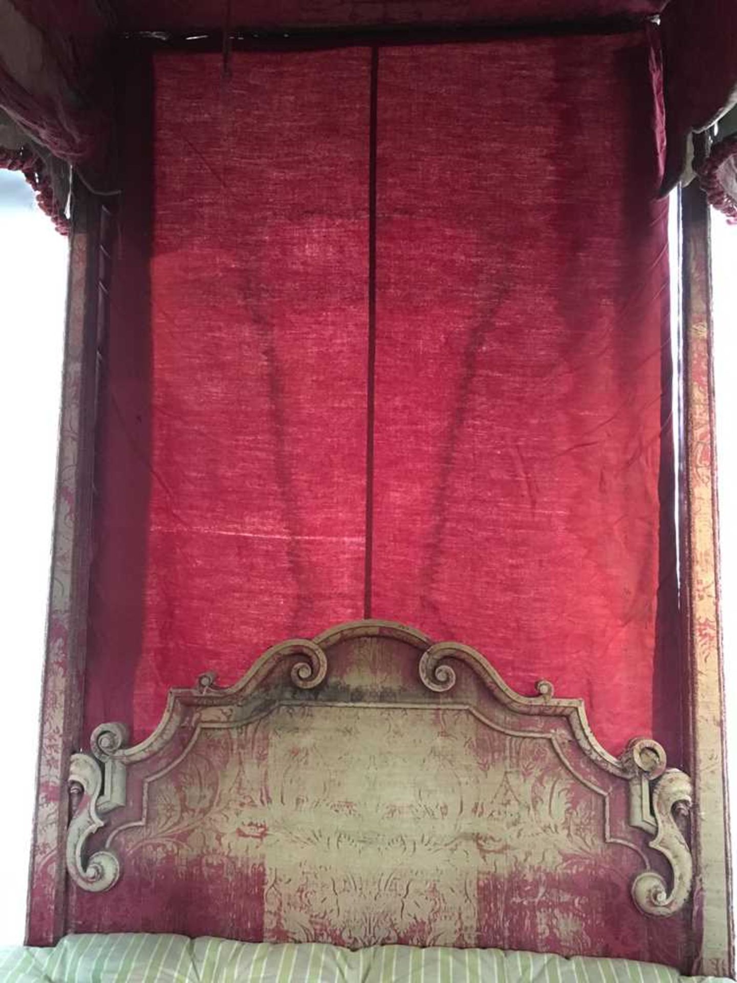 GEORGE I STYLE CRIMSON DAMASK COVERED TESTER BED EARLY 20TH CENTURY, POSSIBLY INCORPORATING EARLIER - Image 4 of 7