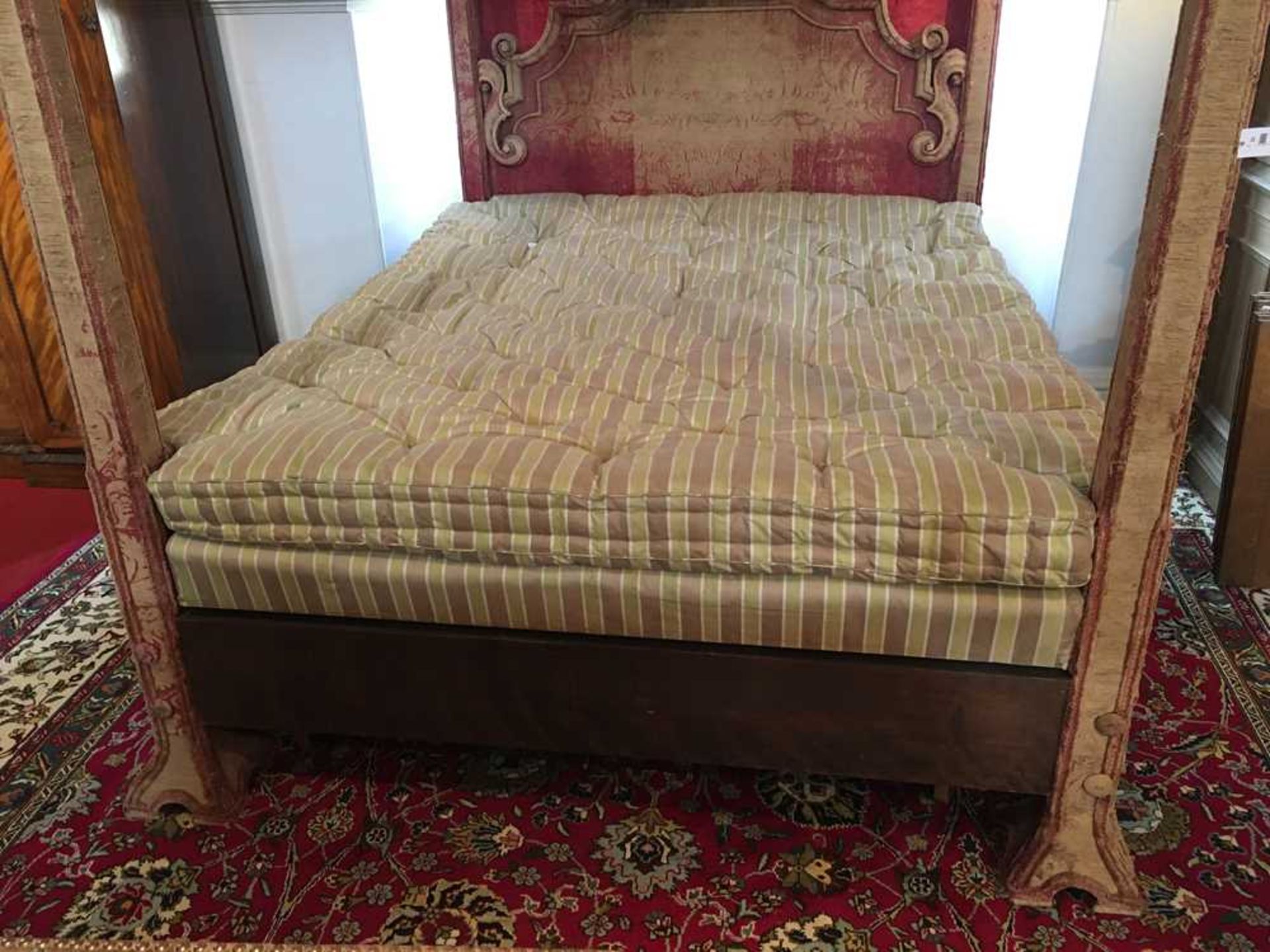 GEORGE I STYLE CRIMSON DAMASK COVERED TESTER BED EARLY 20TH CENTURY, POSSIBLY INCORPORATING EARLIER - Image 6 of 7