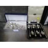 A cased set of silver plated tea spoons and a small collection of silver plated tea spoons