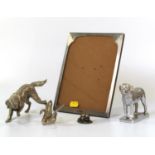 A plate picture frame 22cm x 17cm and four metal animals (5)