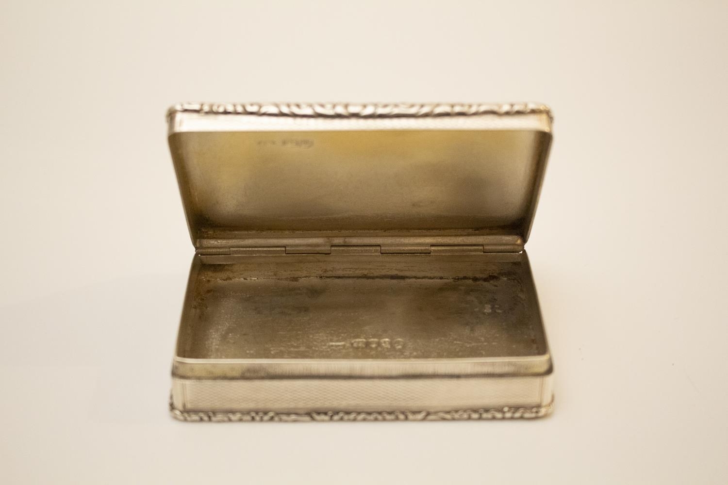 A Victorian Sterling Silver Table Snuff Box. Edward Edwards II. London 1846. With cast foliate - Image 3 of 5