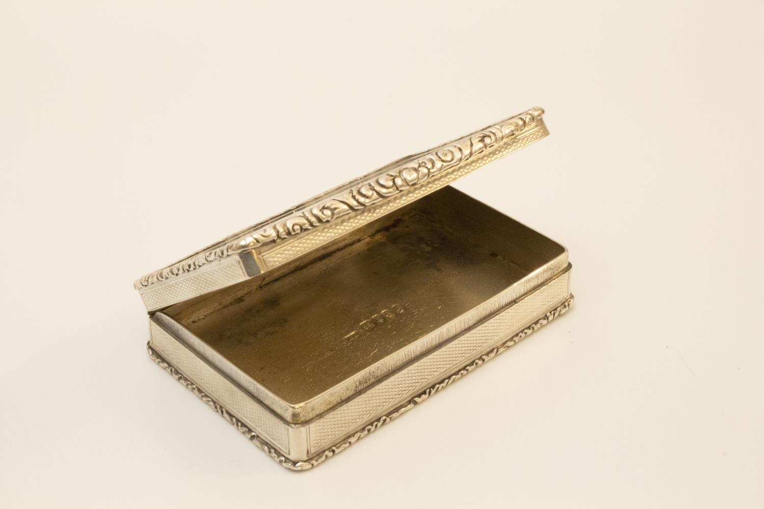 A Victorian Sterling Silver Table Snuff Box. Edward Edwards II. London 1846. With cast foliate - Image 4 of 5