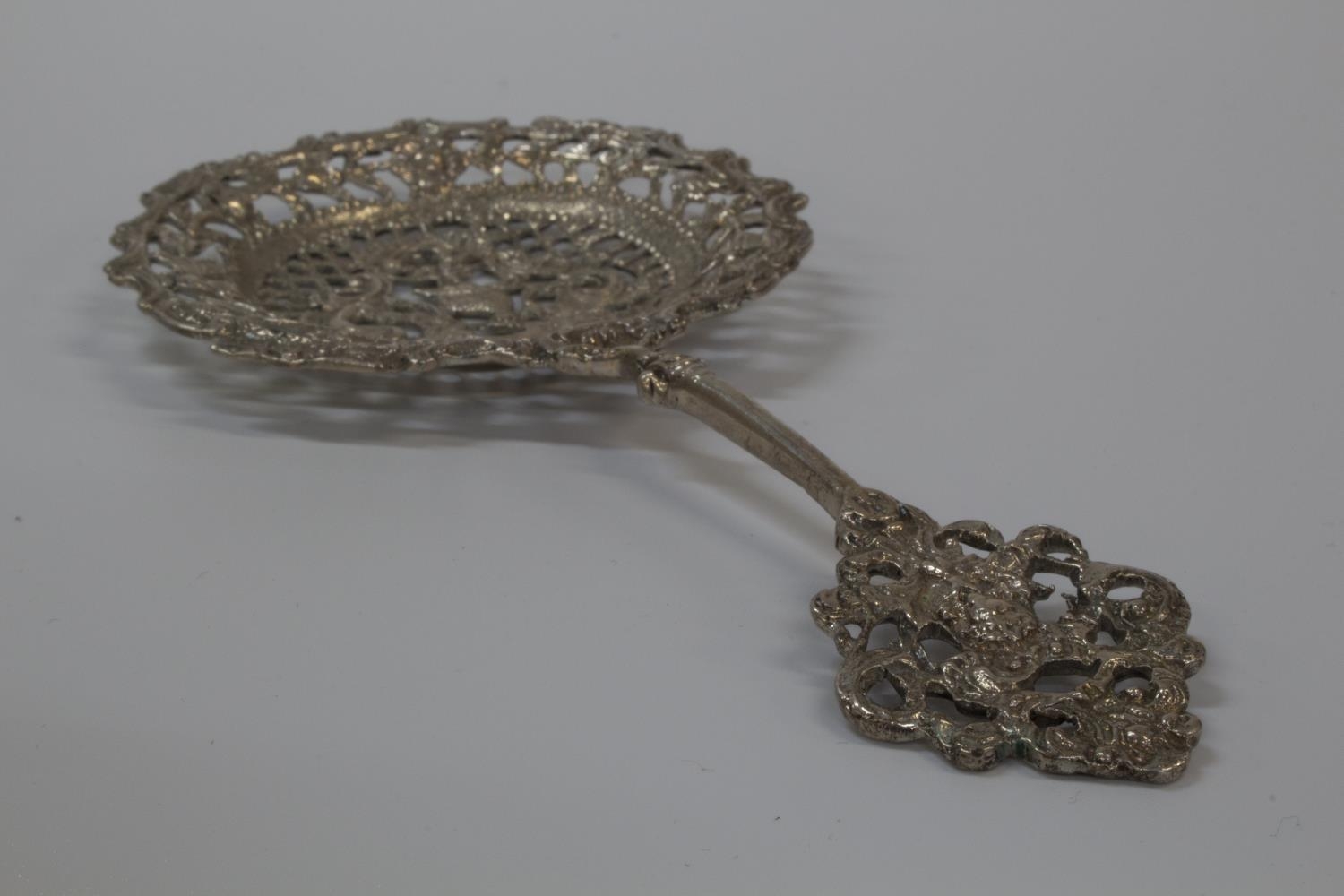 An English Tea Strainer in Continental style. Levi & Salaman. Birmingham 1863. Cast with exotic - Image 2 of 6