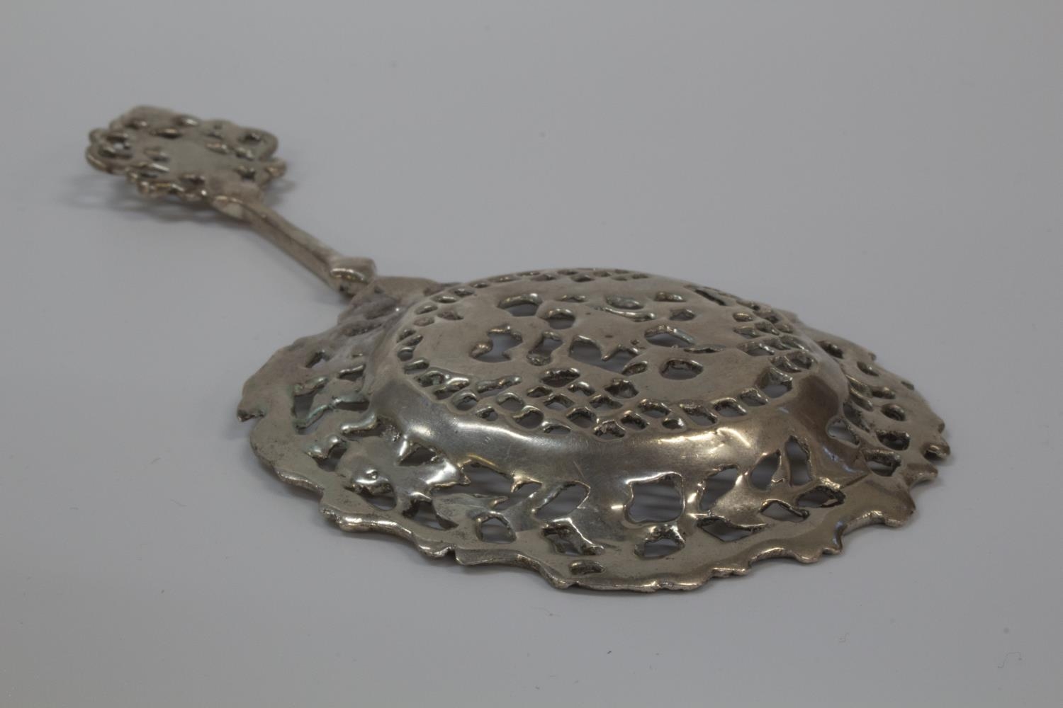 An English Tea Strainer in Continental style. Levi & Salaman. Birmingham 1863. Cast with exotic - Image 4 of 6