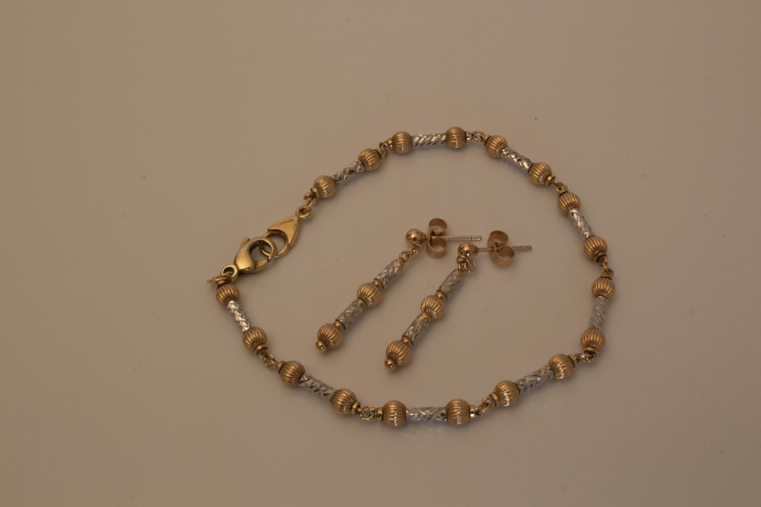 A 9 carat gold neck chain in the form of a fetter and bar links and a white yellow metal necklace, - Image 2 of 2