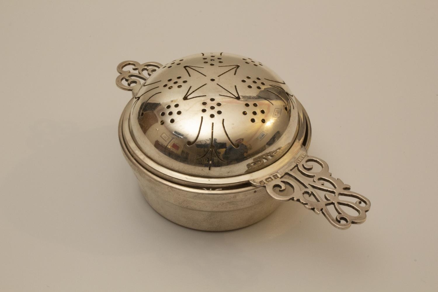 A Sterling Silver Tea Strainer on Stand. J B Chatterley & Sons Ltd. Birmingham. 1980. 6.5cm - Image 3 of 3
