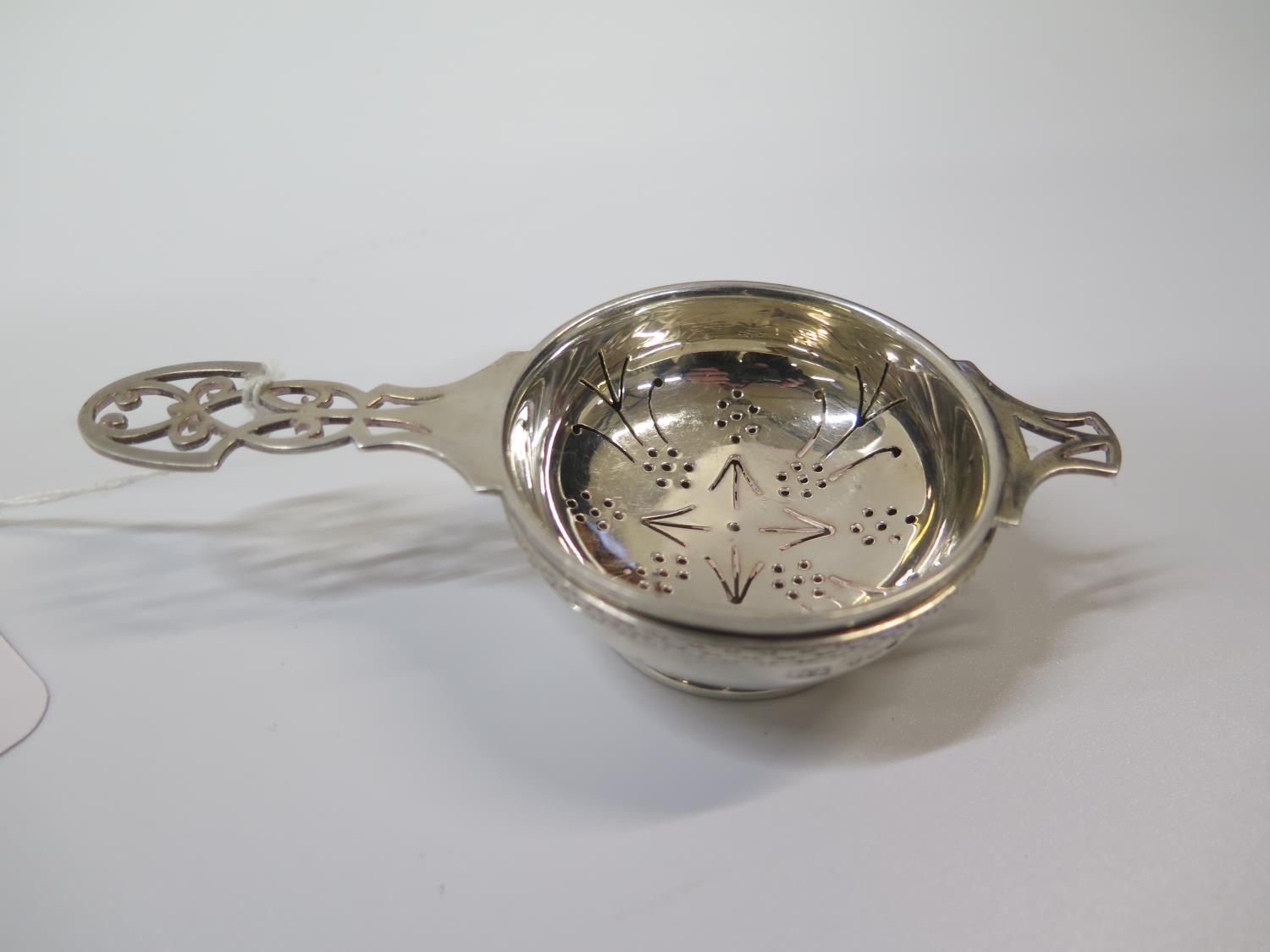 A Sterling Silver Tea Strainer on Stand. Makers mark AEN. Sheffield 1948. Of typical form. 6cm
