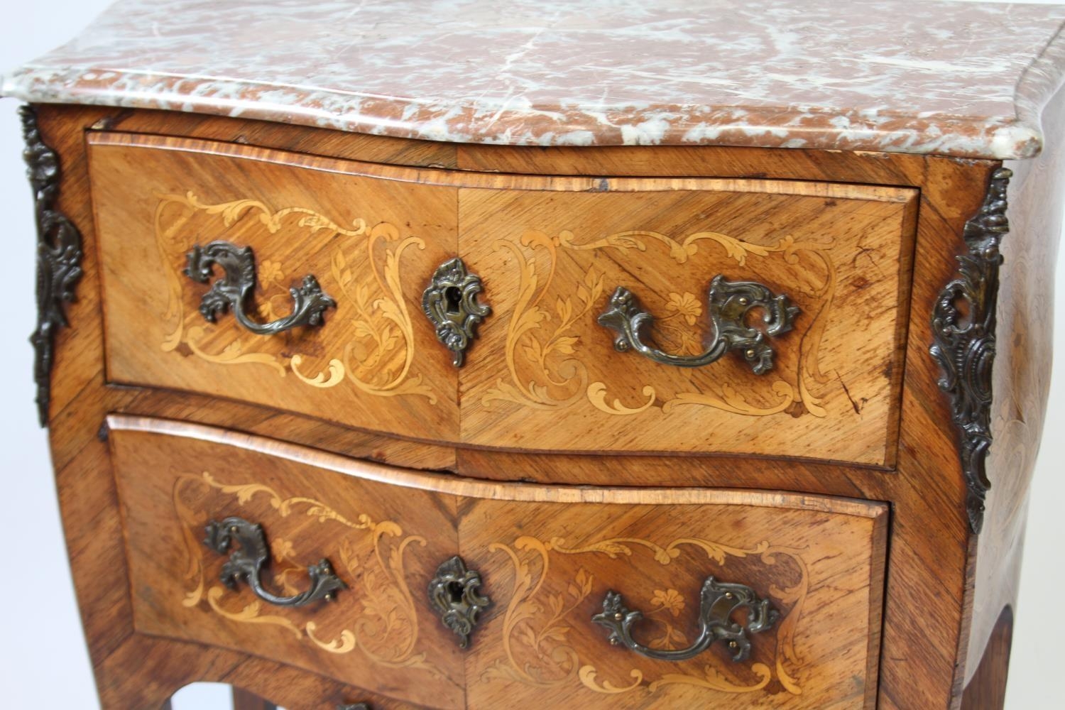 A Louis XVI French Marble top Marquetry Commode. Late 18th century. Of small proportions. In - Image 2 of 3