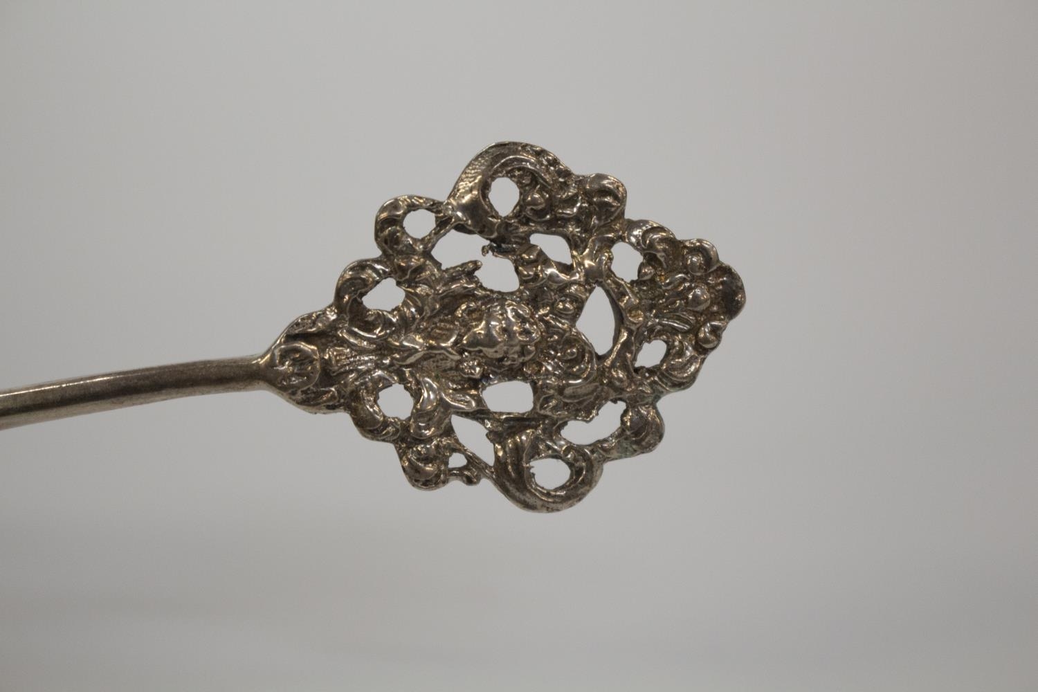 An English Tea Strainer in Continental style. Levi & Salaman. Birmingham 1863. Cast with exotic - Image 6 of 6