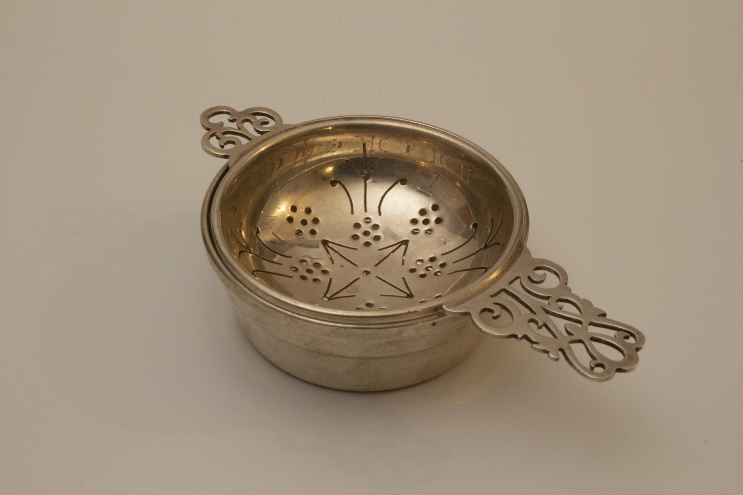 A Sterling Silver Tea Strainer on Stand. J B Chatterley & Sons Ltd. Birmingham. 1980. 6.5cm - Image 2 of 3