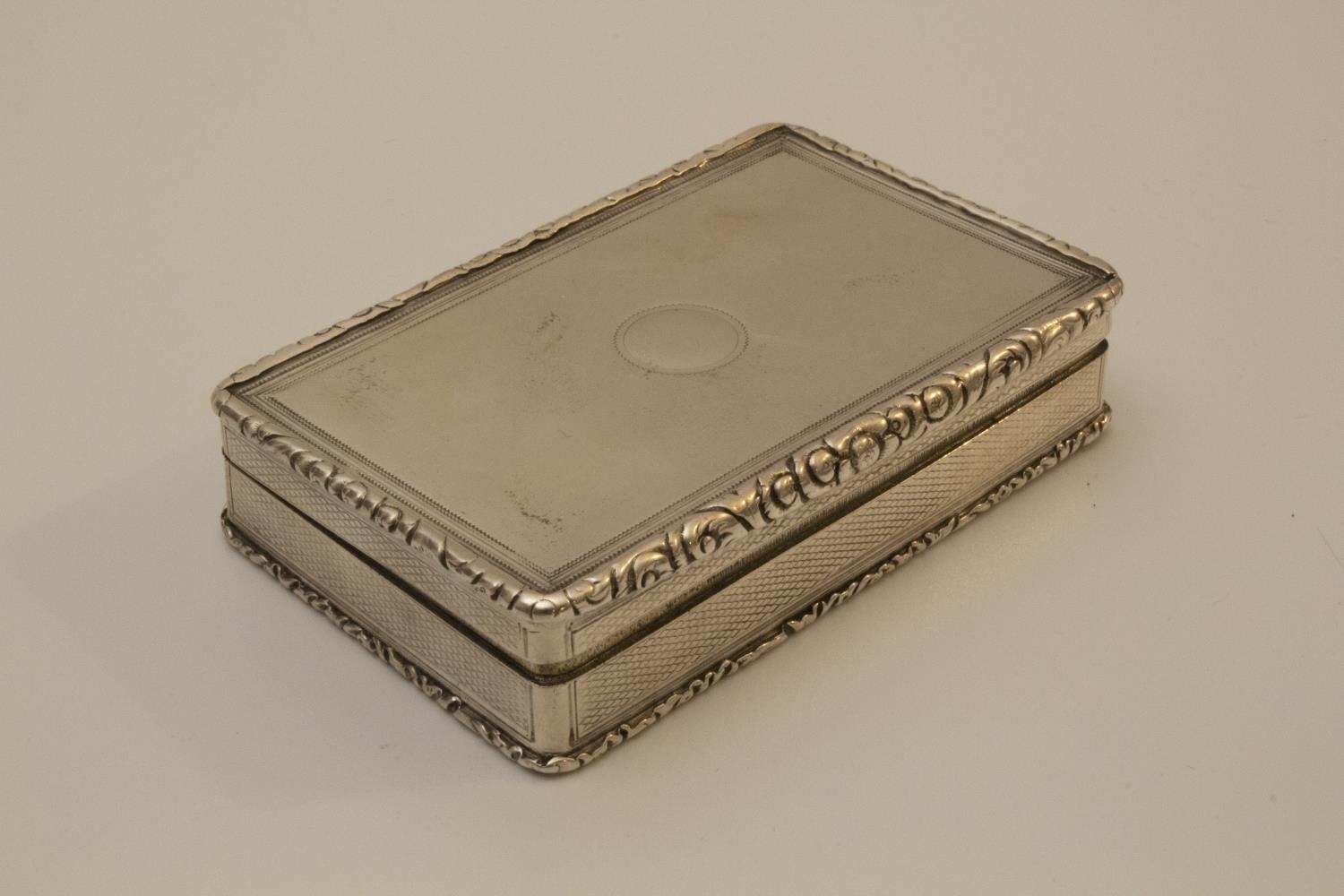 A Victorian Sterling Silver Table Snuff Box. Edward Edwards II. London 1846. With cast foliate - Image 5 of 5