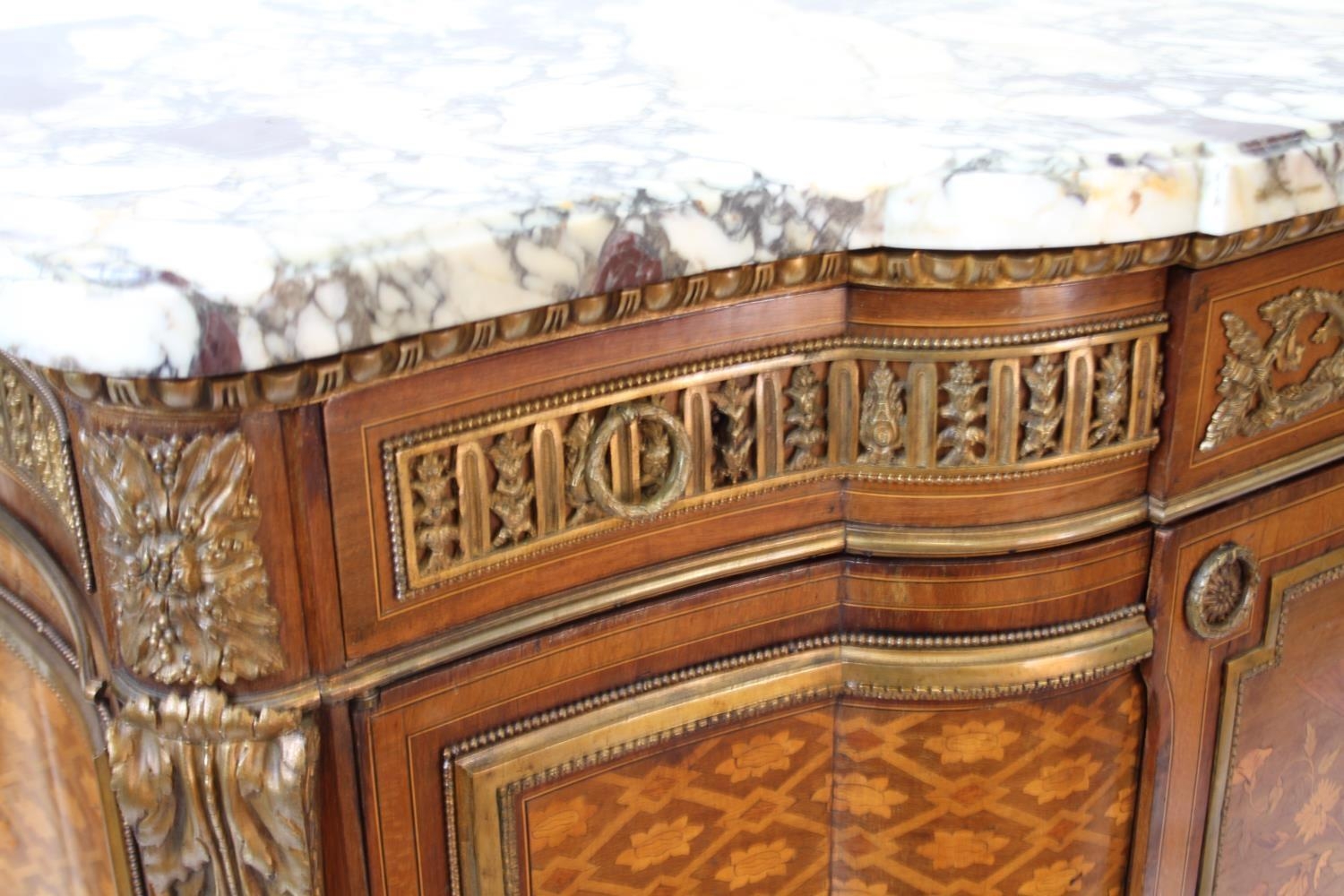 An Ornate French Parquetry Calcetta Marble Top Commode. Circa 1890. In Louis XV Style, Fitted with a - Image 3 of 3