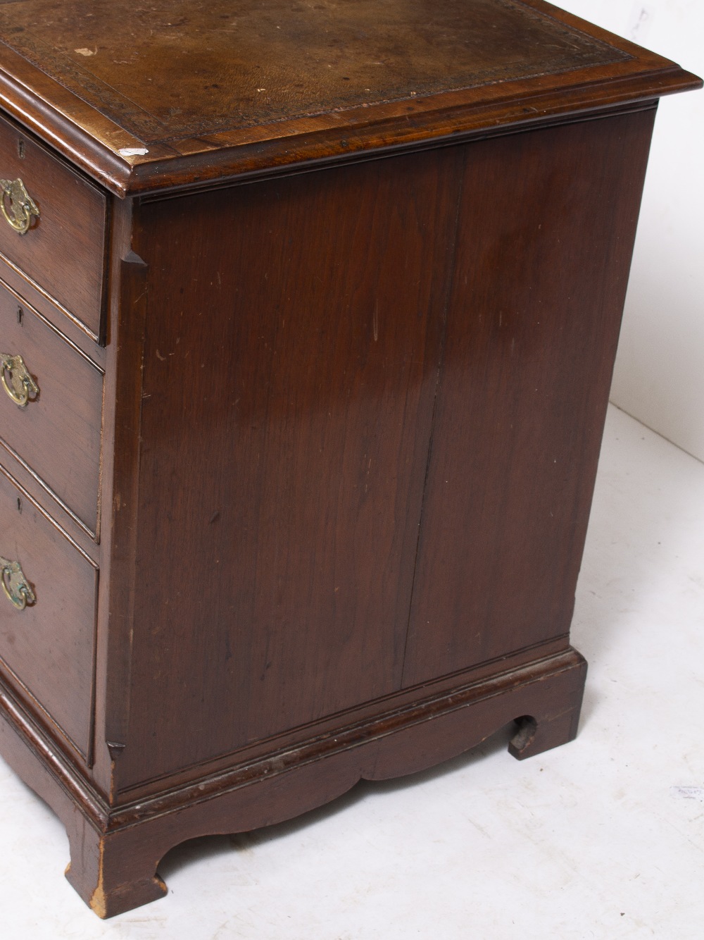 A GEORGIAN STYLE MAHOGANY PEDESTAL DESK the top with gilt tooled Morocco leather inset above one - Image 3 of 4