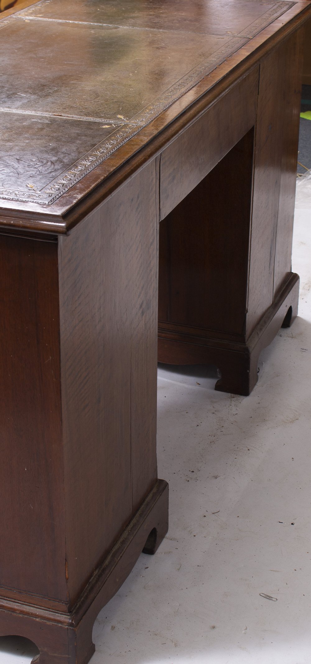 A GEORGIAN STYLE MAHOGANY PEDESTAL DESK the top with gilt tooled Morocco leather inset above one - Image 4 of 4