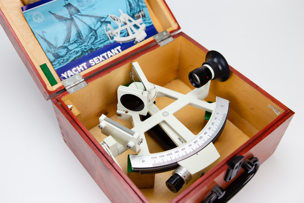 A LATE 20TH CENTURY SEXTANT manufactured in the German Democratic Republic in a fitted case, with